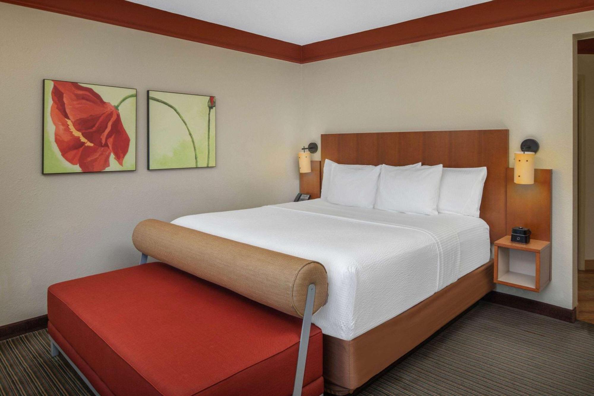 King Room with Bath Tub - Mobility/Hearing Accessible - Non-Smoking