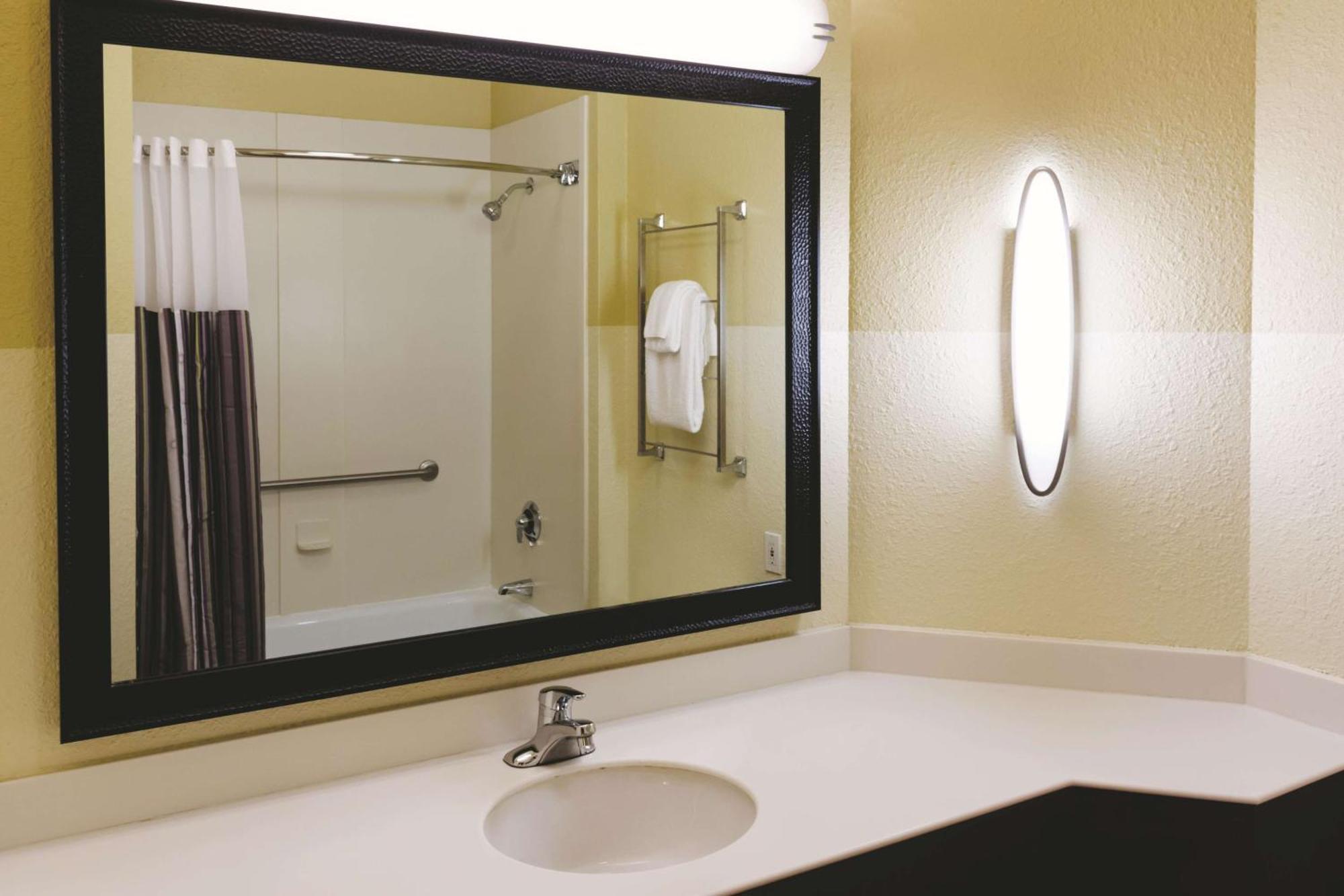 Double Room with Two Double Beds and Bath Tub - Mobility/Hearing Accessible - Non-Smoking