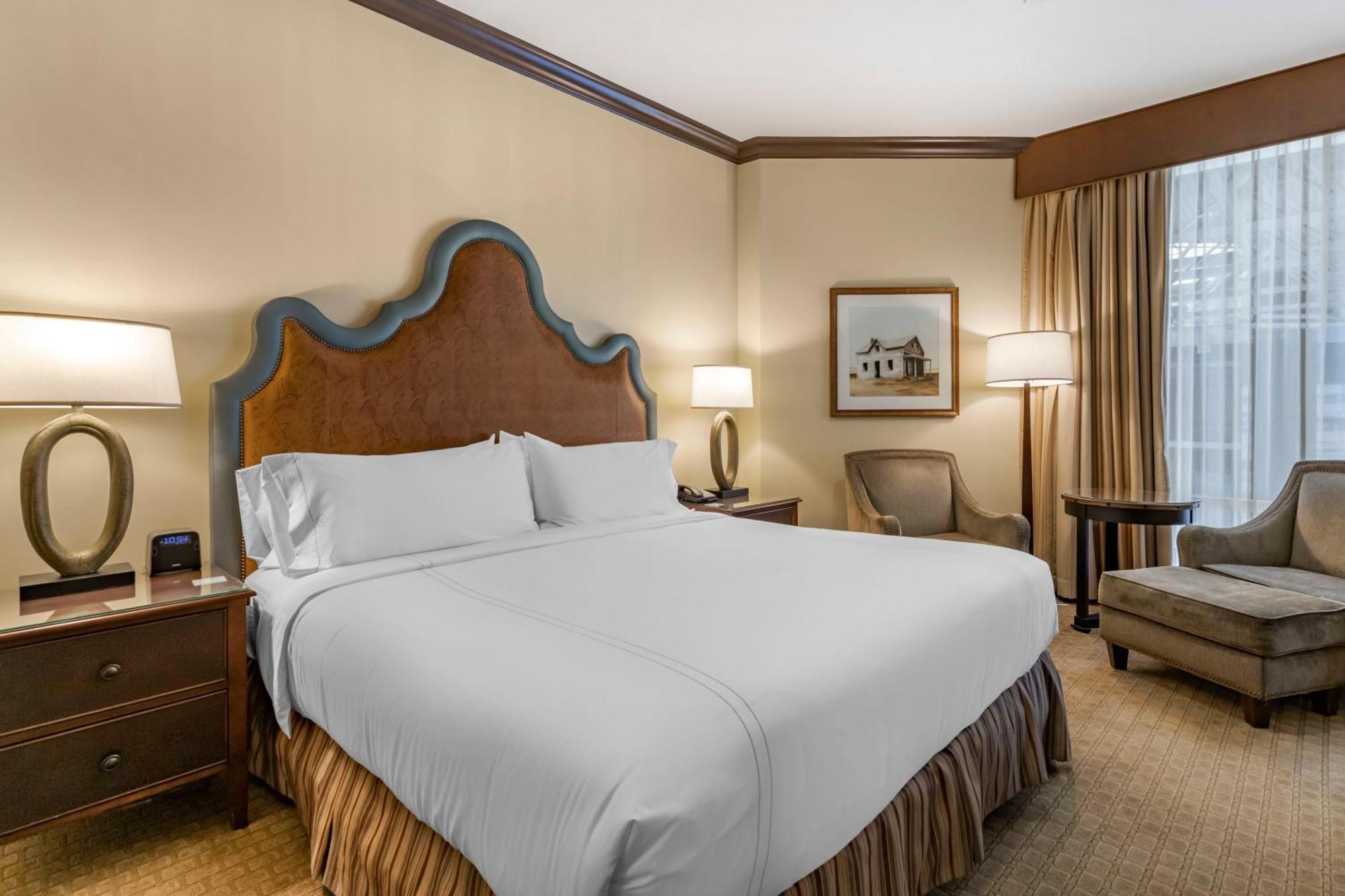 ADA Exec One Bedroom Suite - 1 King Bed