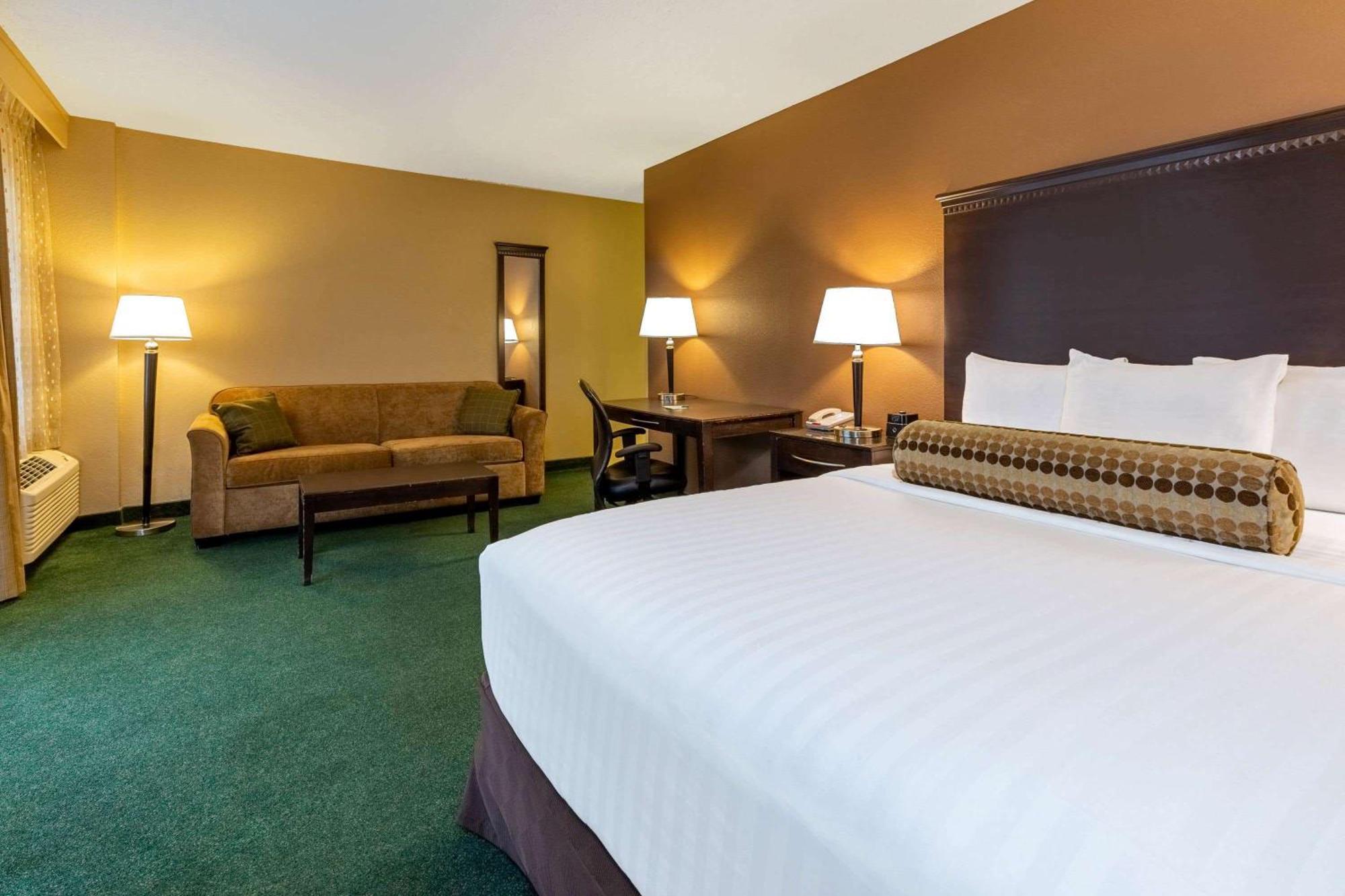 Queen Room with Sofa Bed - Non-Smoking