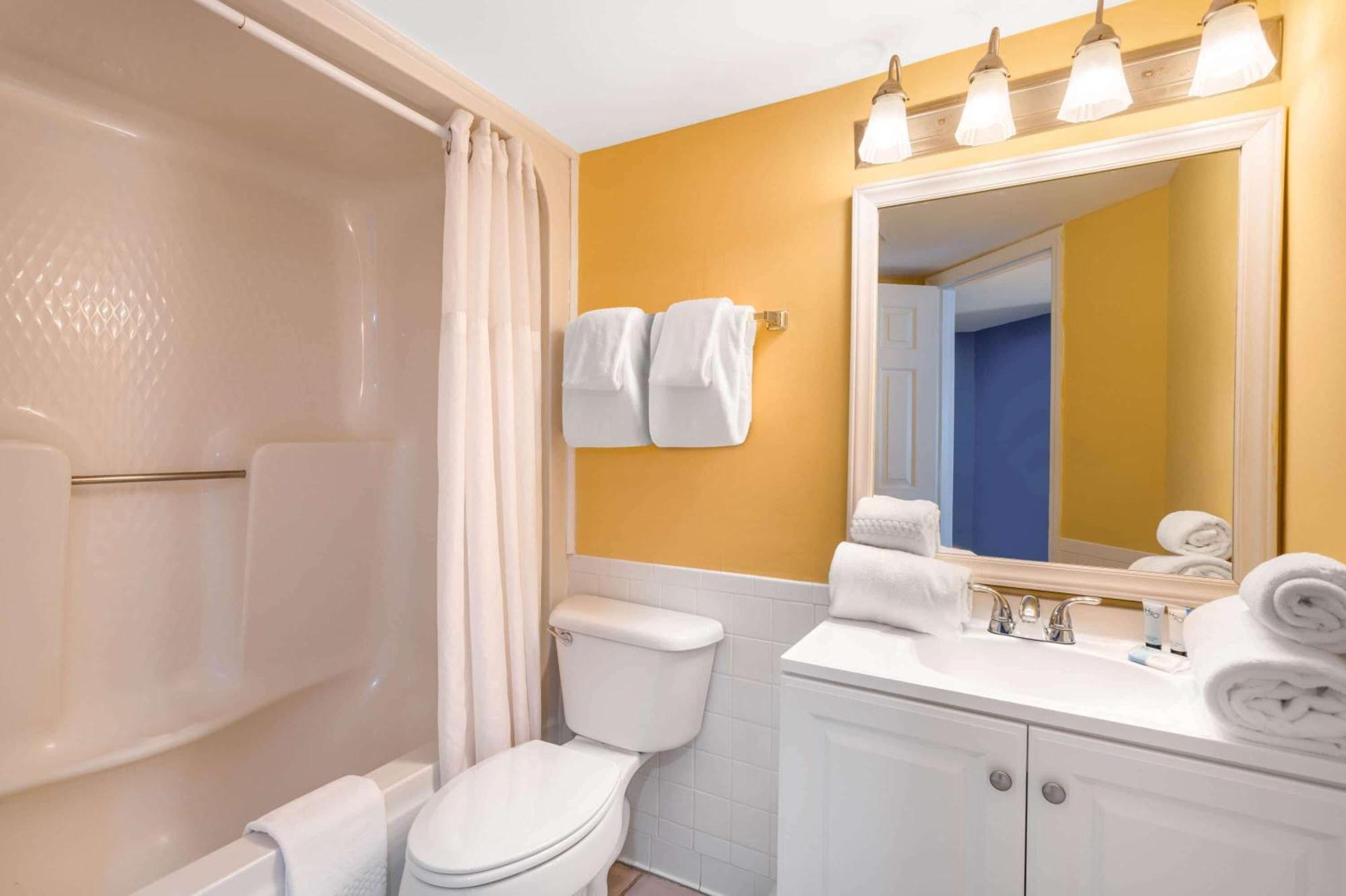 Queen Suite with Partial View - Non-Smoking