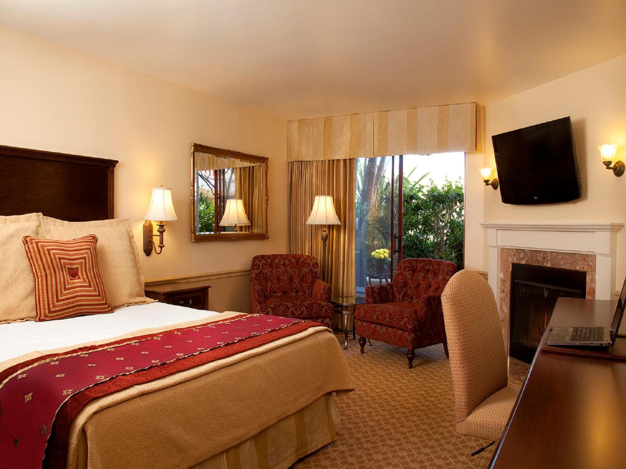 Deluxe King Room with Courtyard View - Non-Smoking