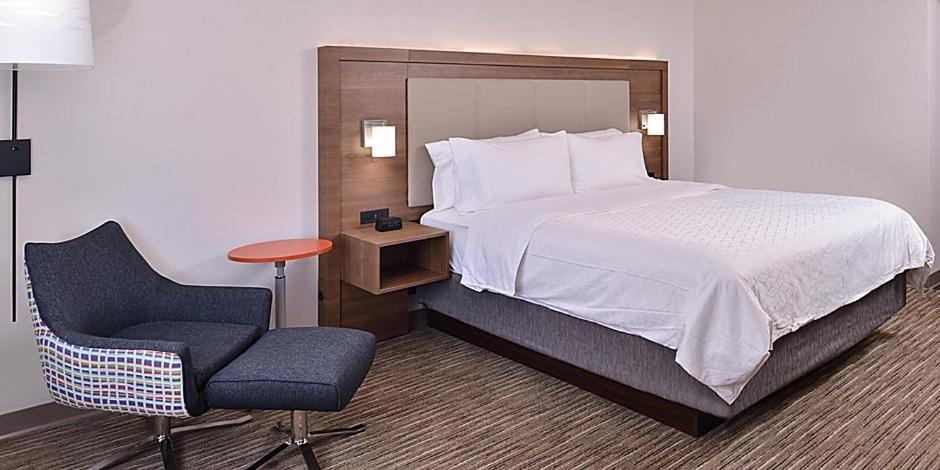 Deluxe King Room - Hearing Accessible with Bath Tub/Non-Smoking