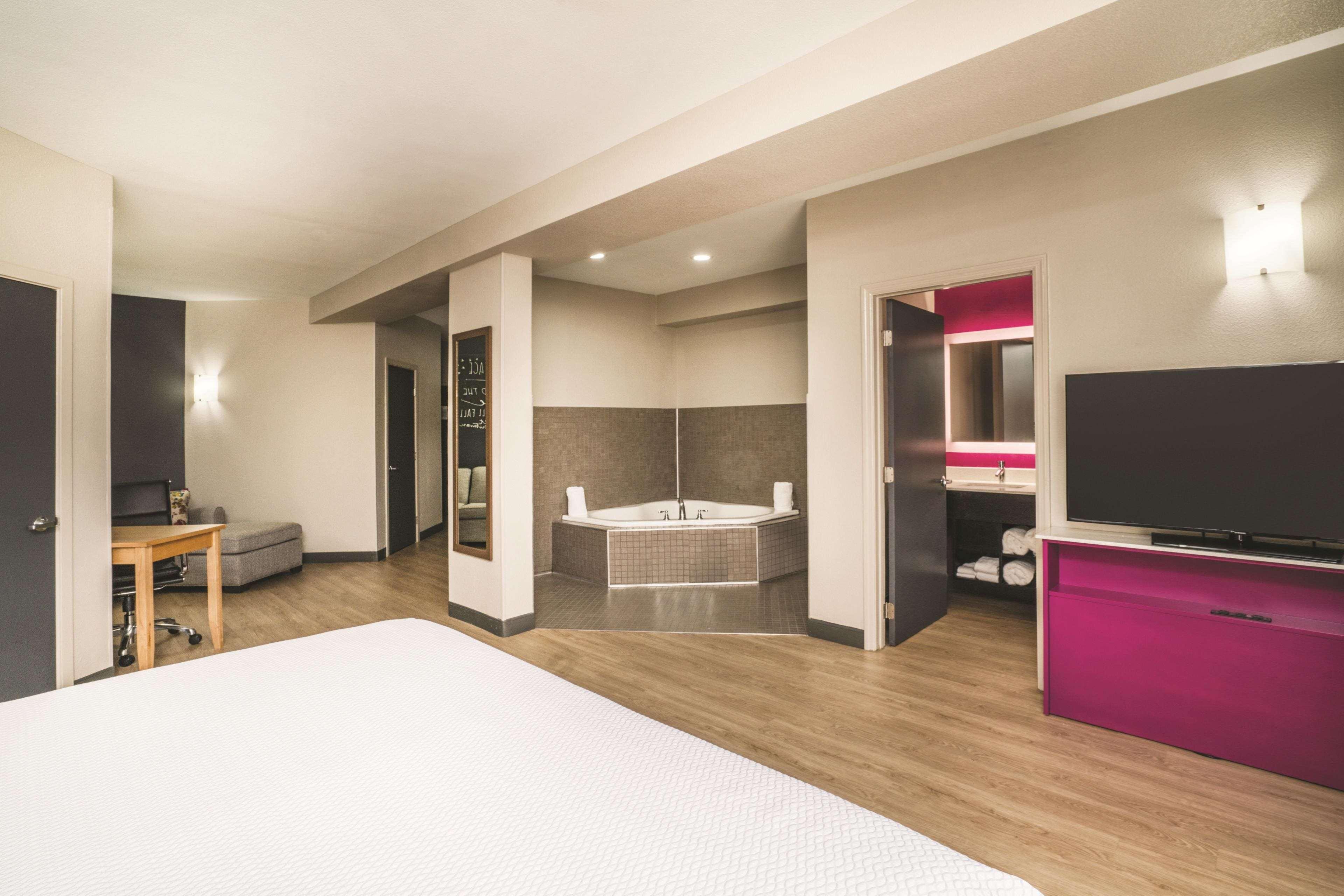 1 King Bed, Sofa Bed, Jetted Tub Suite, Non-Smoking