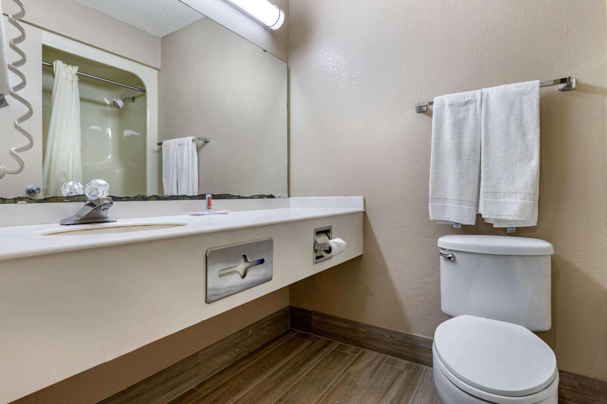 King Room with Accessible Tub - Accessible/Non-Smoking