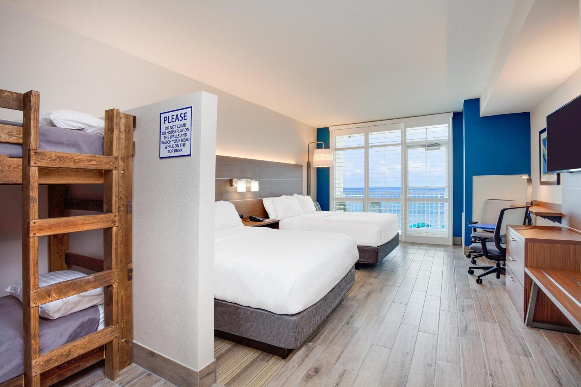 Standard Queen Room with Oceanfront