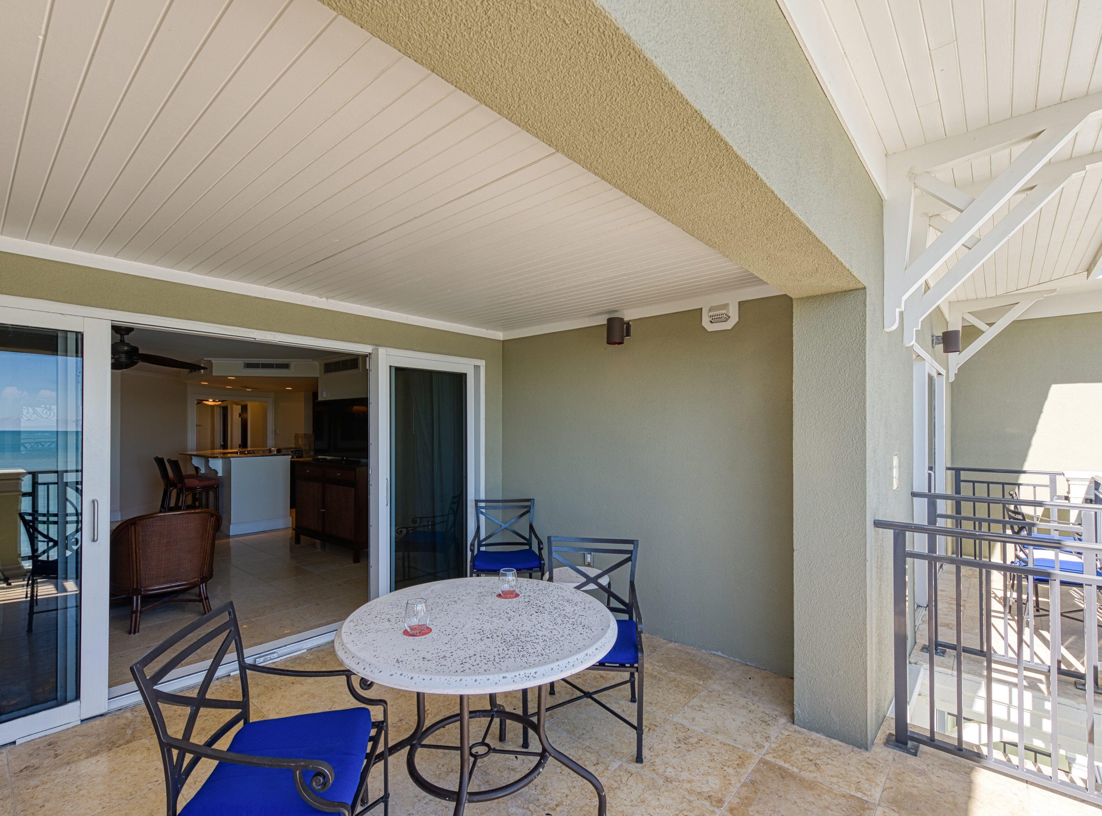 One-Bedroom King Suite - Partial Ocean view