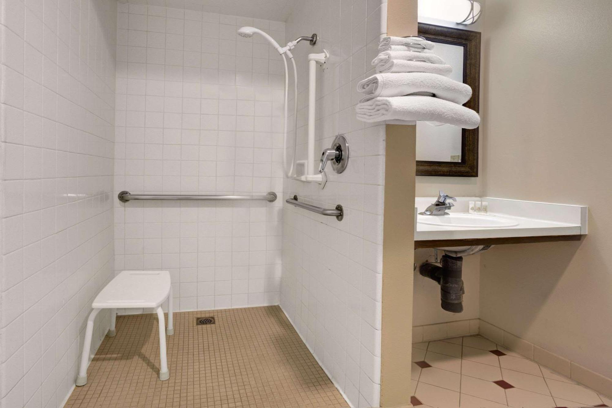Queen Room - Mobility Access/Non-Smoking