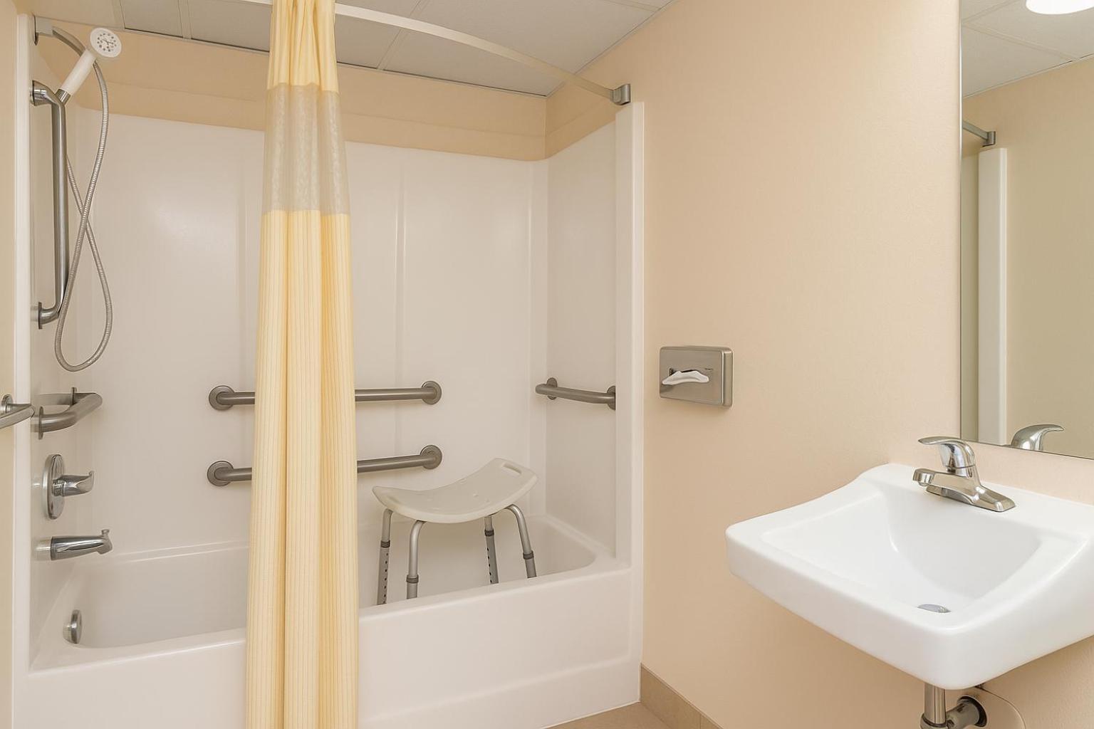 Queen Room with Bathtub with Grab Bars - Mobility Access/Non-Smoking