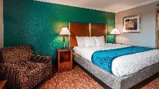 Quarto com Cama King-size e Chuveiro Acessível a Cadeirantes - Unidade Acessível para Hóspedes com Mobilidade Reduzida