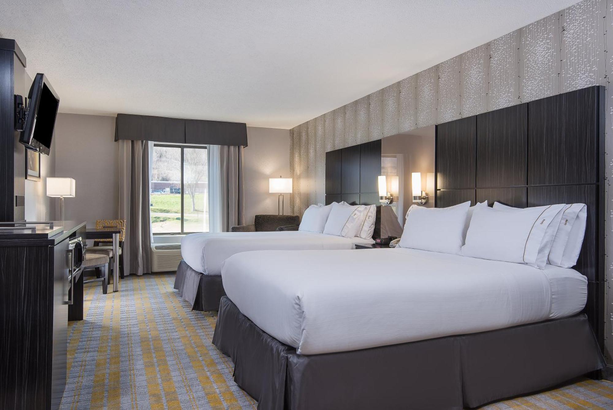 Standard Queen Room with Two Queen Beds and Mobility Accessible Tub