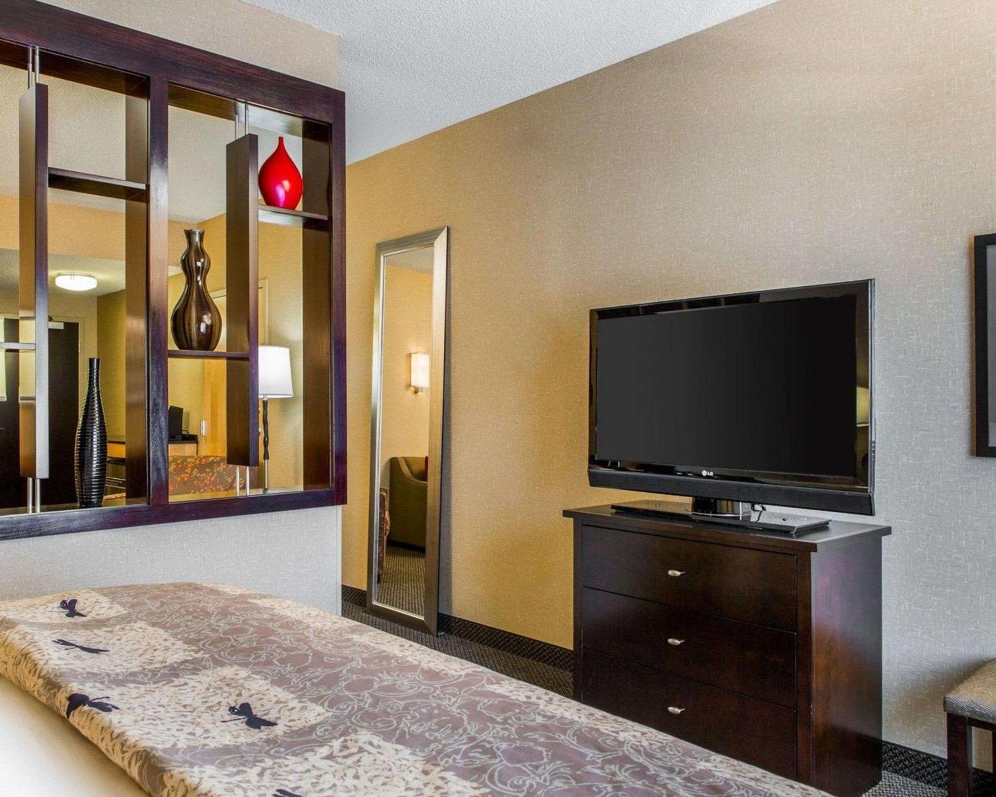 King Suite Mobility Hearing Accessible or Non-Smoking
