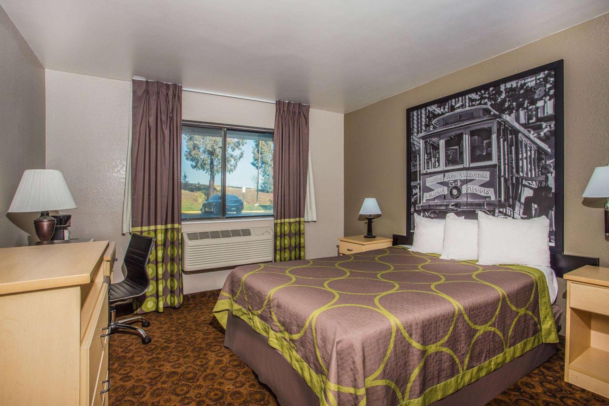 Queen Room with Mobility/Hearing Access - Non-Smoking