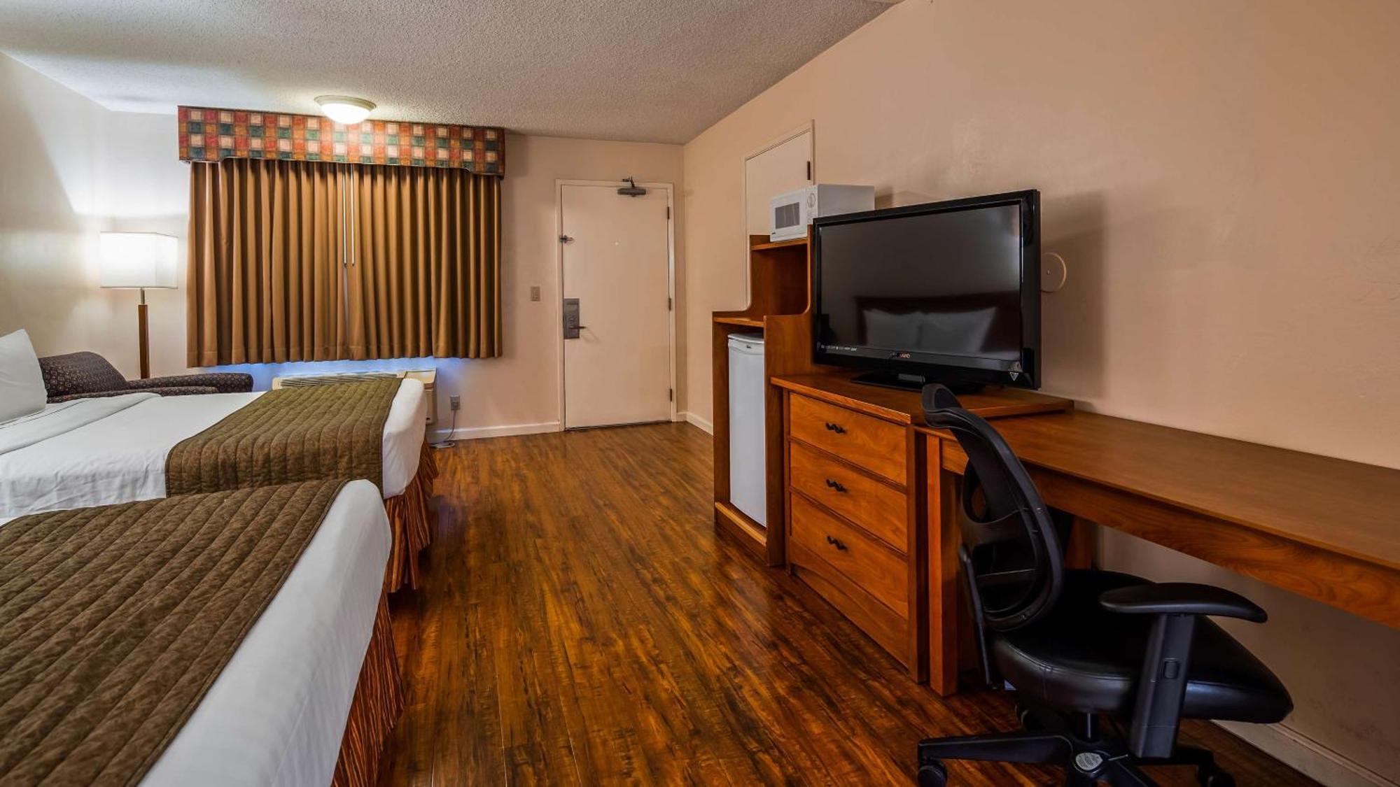 Queen Room with Two Queen Beds and Roll-In Shower - Mobility Access/Non-Smoking