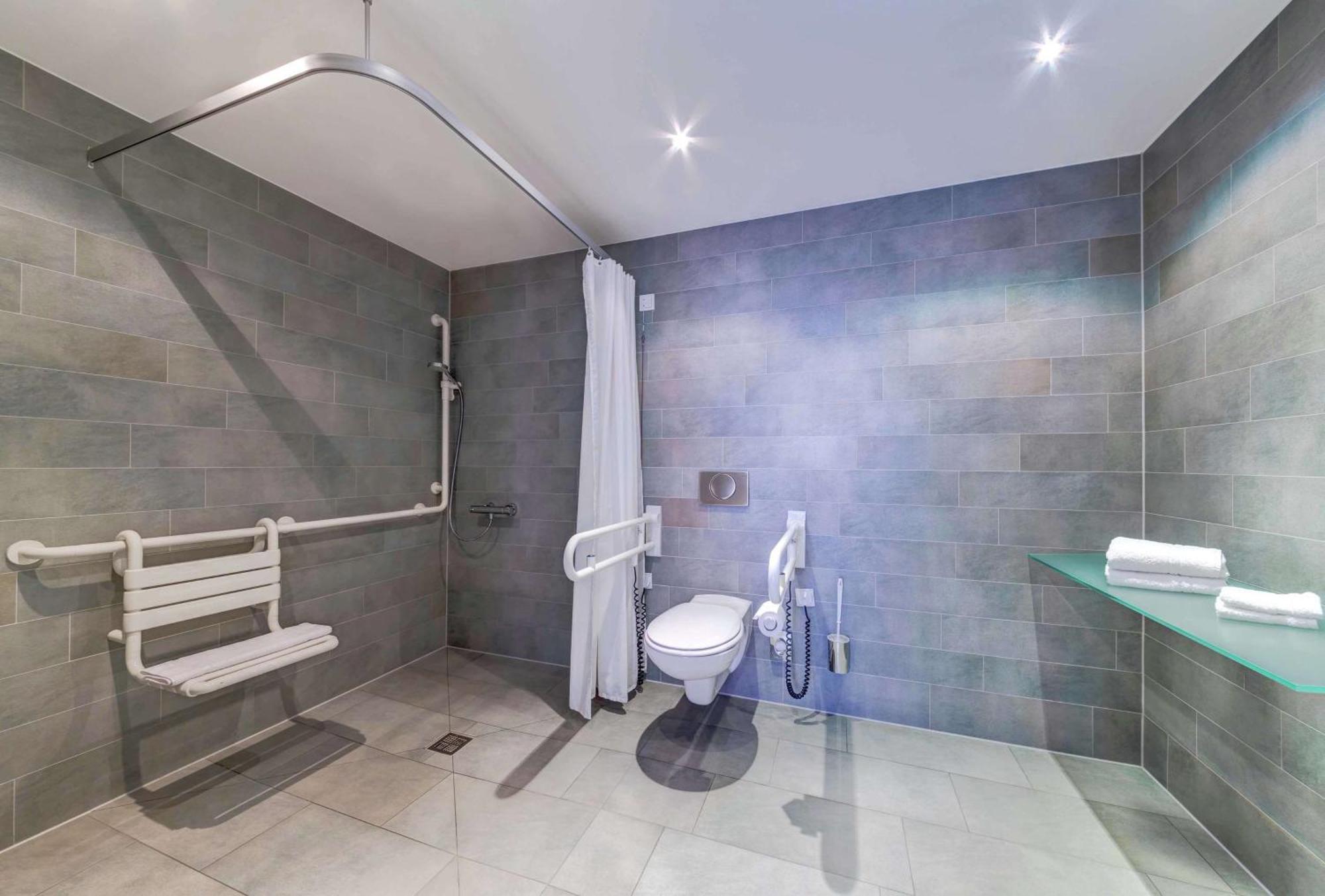 Chambre Lit Queen-Size Accessible aux Personnes à Mobilité Réduite