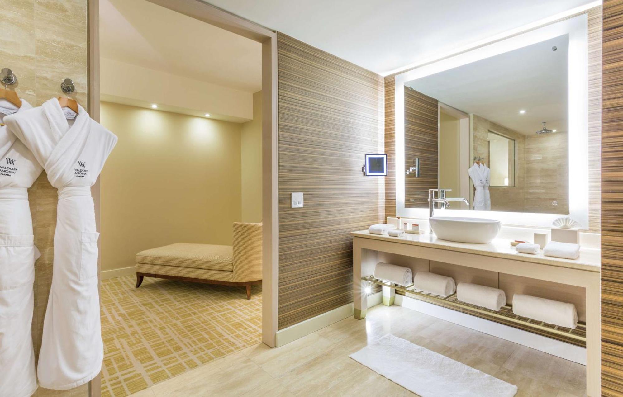 Suite de 1 dormitorio con cama extragrande y vistas al mar