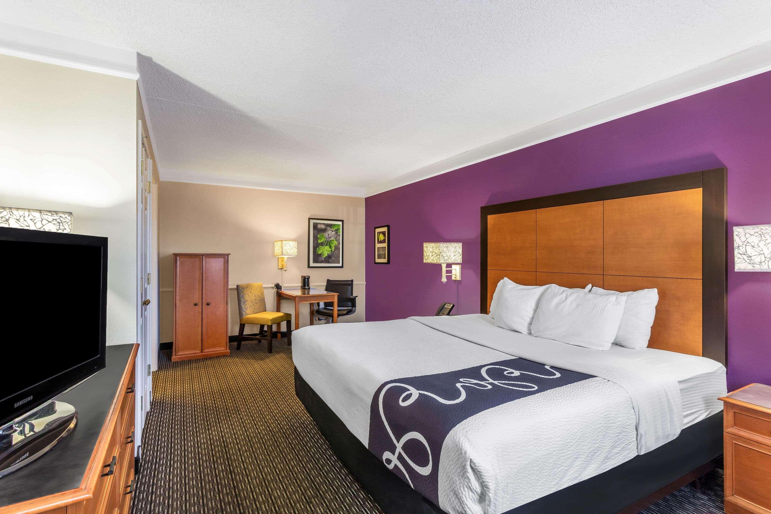 King Room with Roll-In Shower - Mobility Access/Non-Smoking