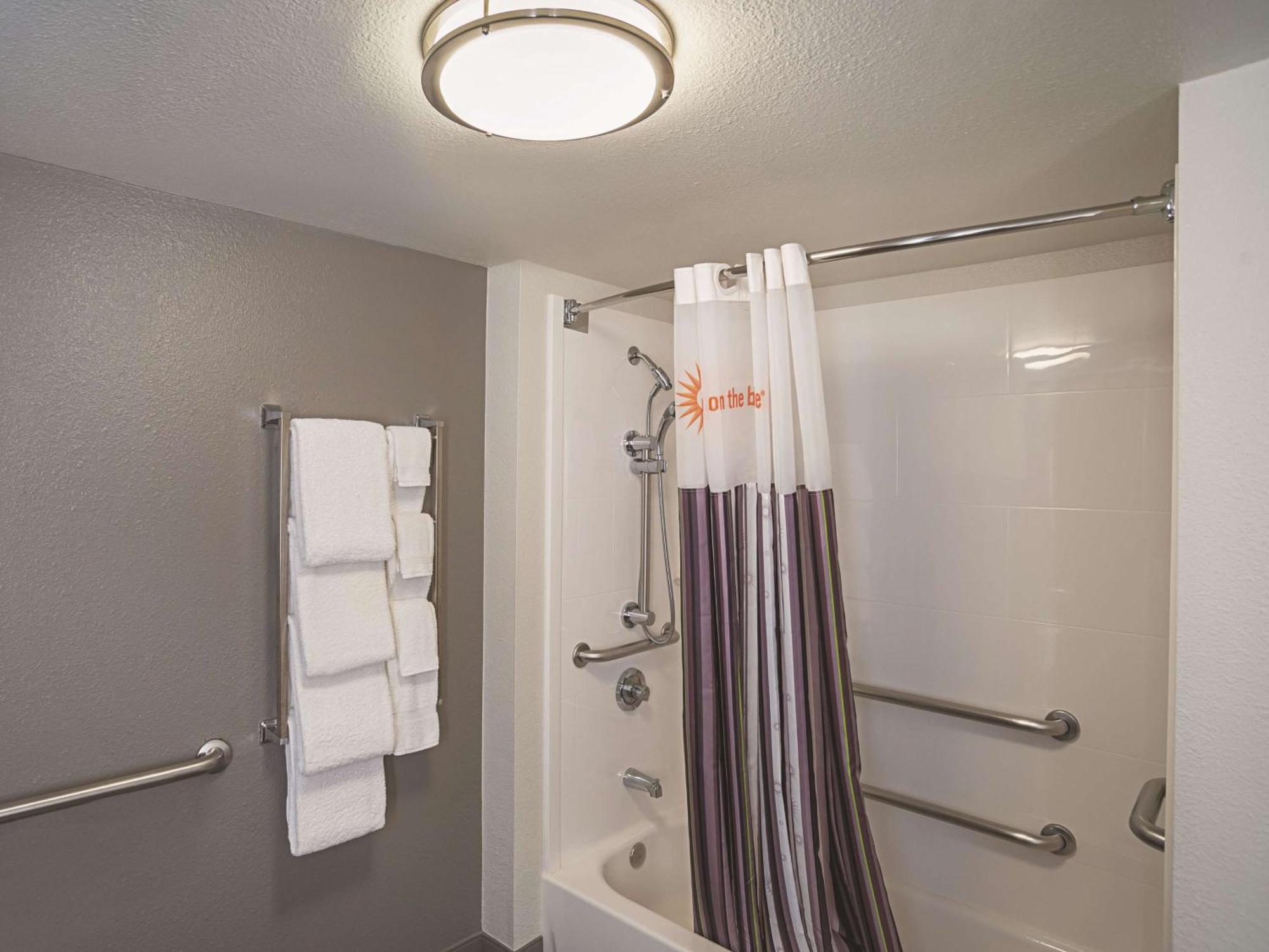 1 King Bed, One-Bedroom Mobility Accessible Suite, Tub w/ Grab Bars Non-Smoking,1278713017:JPEG