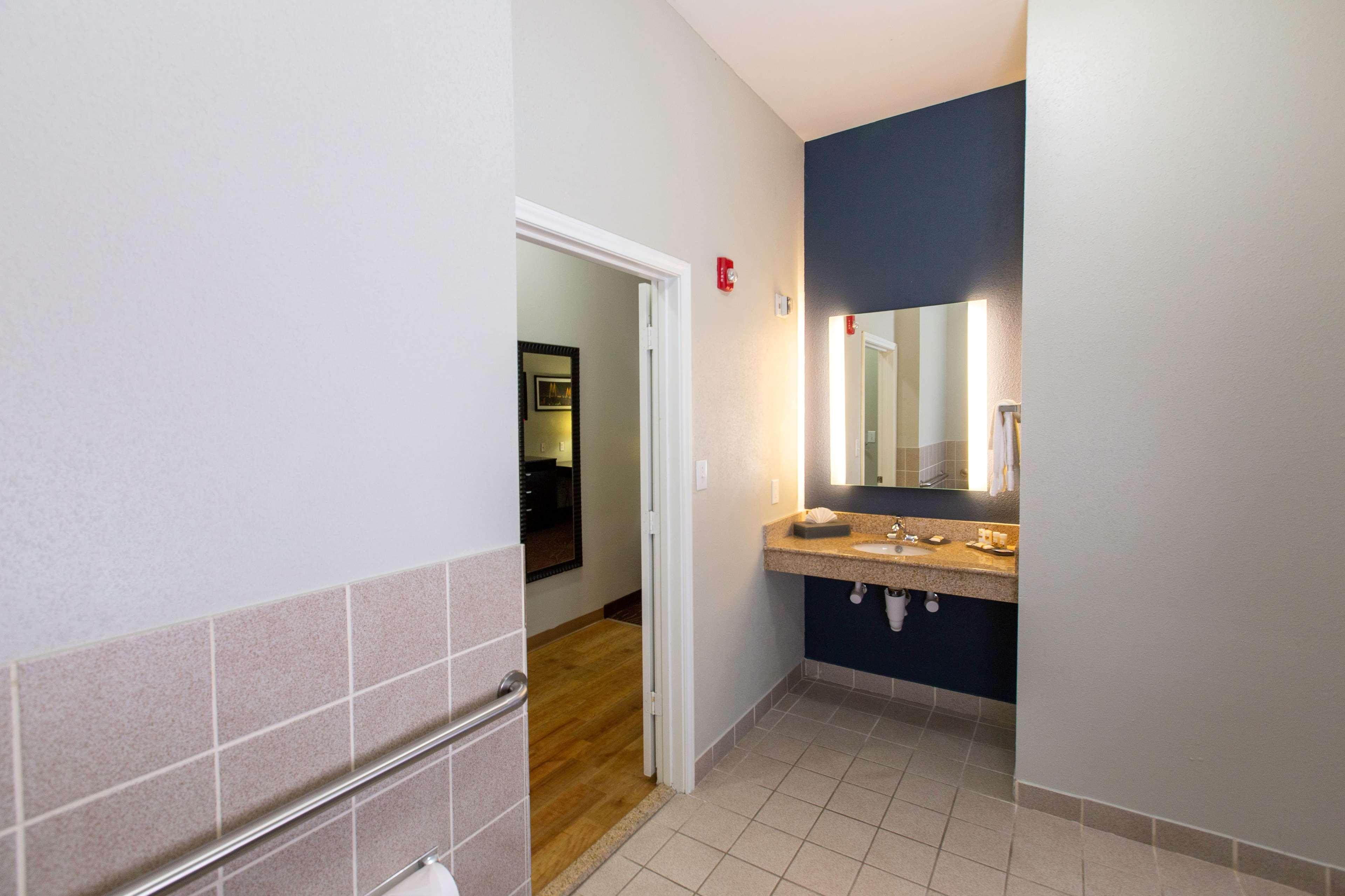 One-Bedroom King Suite with Roll-In Shower - Mobility/Hearing Accessible - Non-Smoking