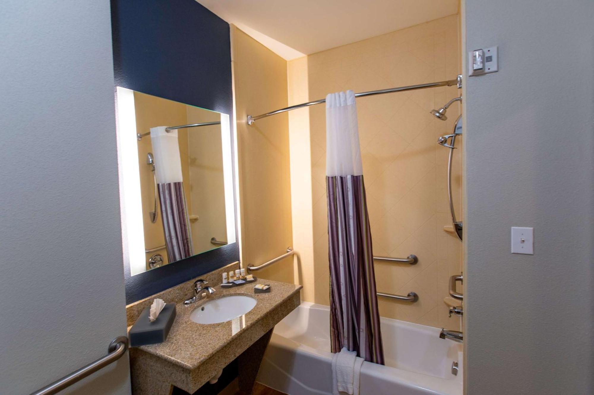 Quarto Duplo com 2 Camas de Casal e Banheira - Acessível para Hóspedes com Mobilidade Reduzida/Deficiência Auditiva - Não Fumantes