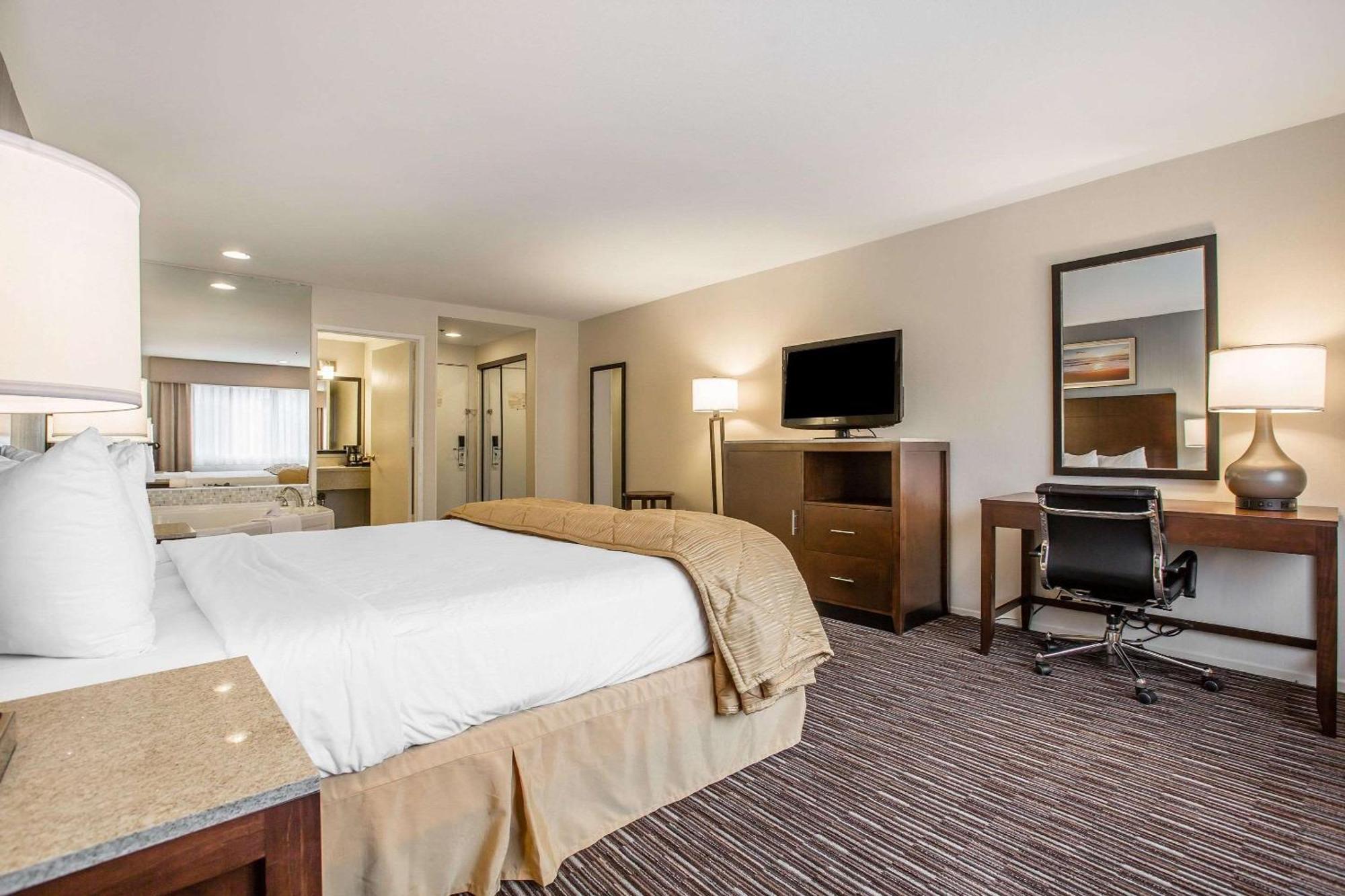 King Suite with Spa Bath - Non-Smoking