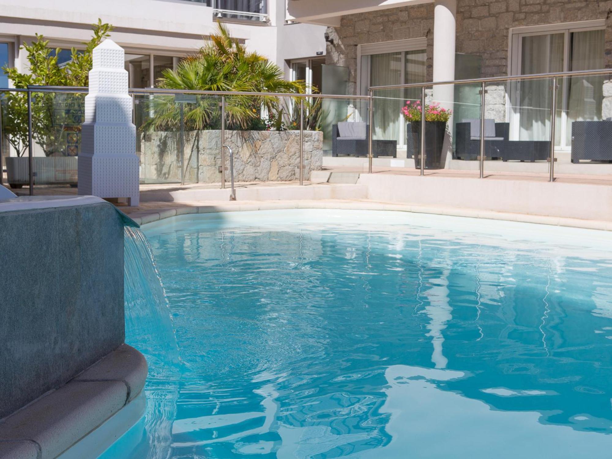 Petit - Chambre Double - Balcon avec Vue sur Mer/Piscine