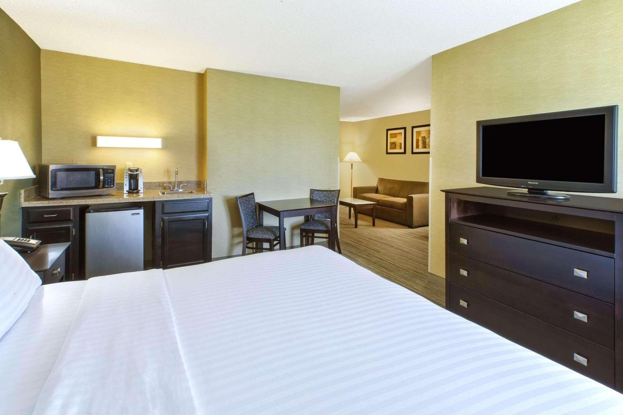 King Suite with Whirlpool - Non-Smoking