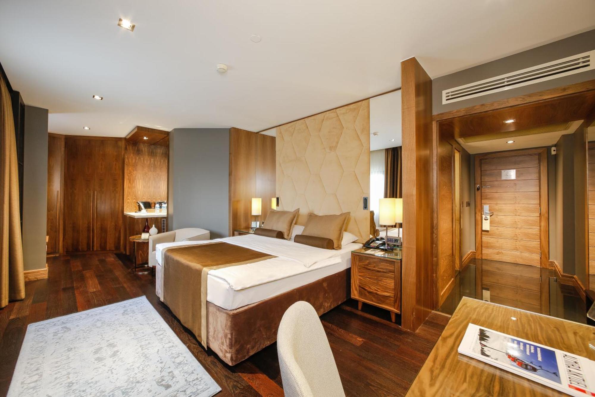 Zimmer mit Queensize-Bett und Whirlpool-Badewanne