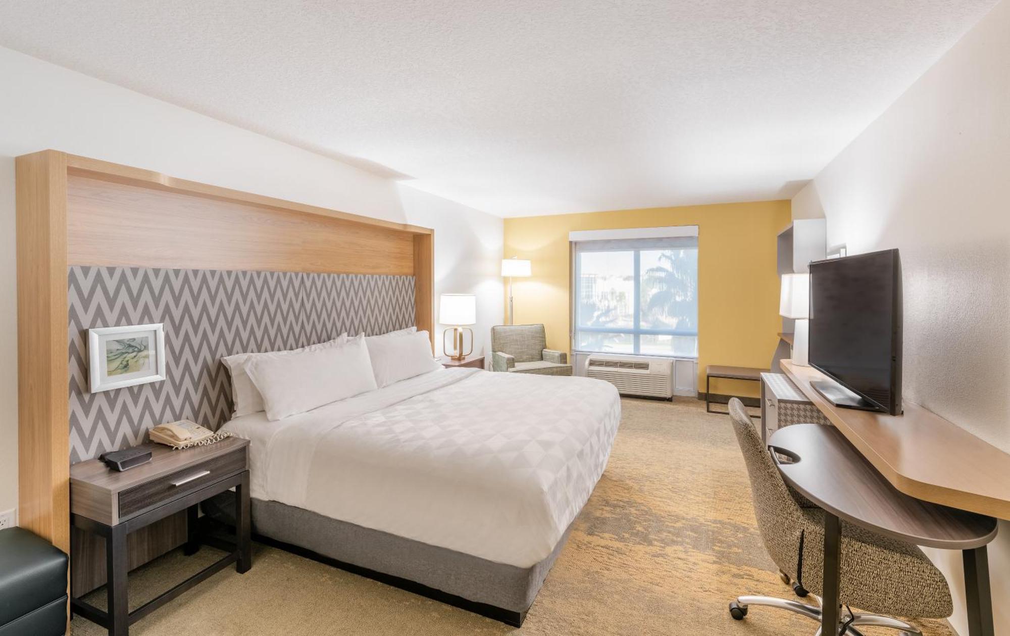 Standard King Room with Mobility Accessible Tub