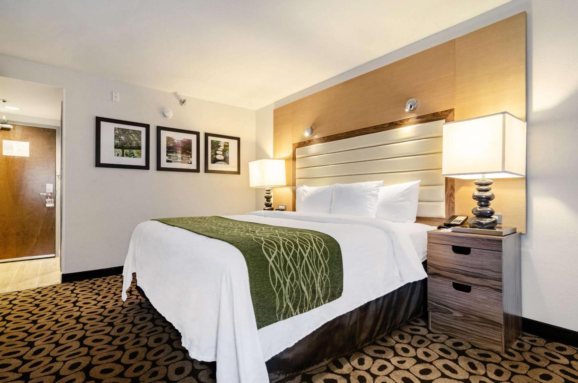 King Room with Bath Tub - Non-Smoking