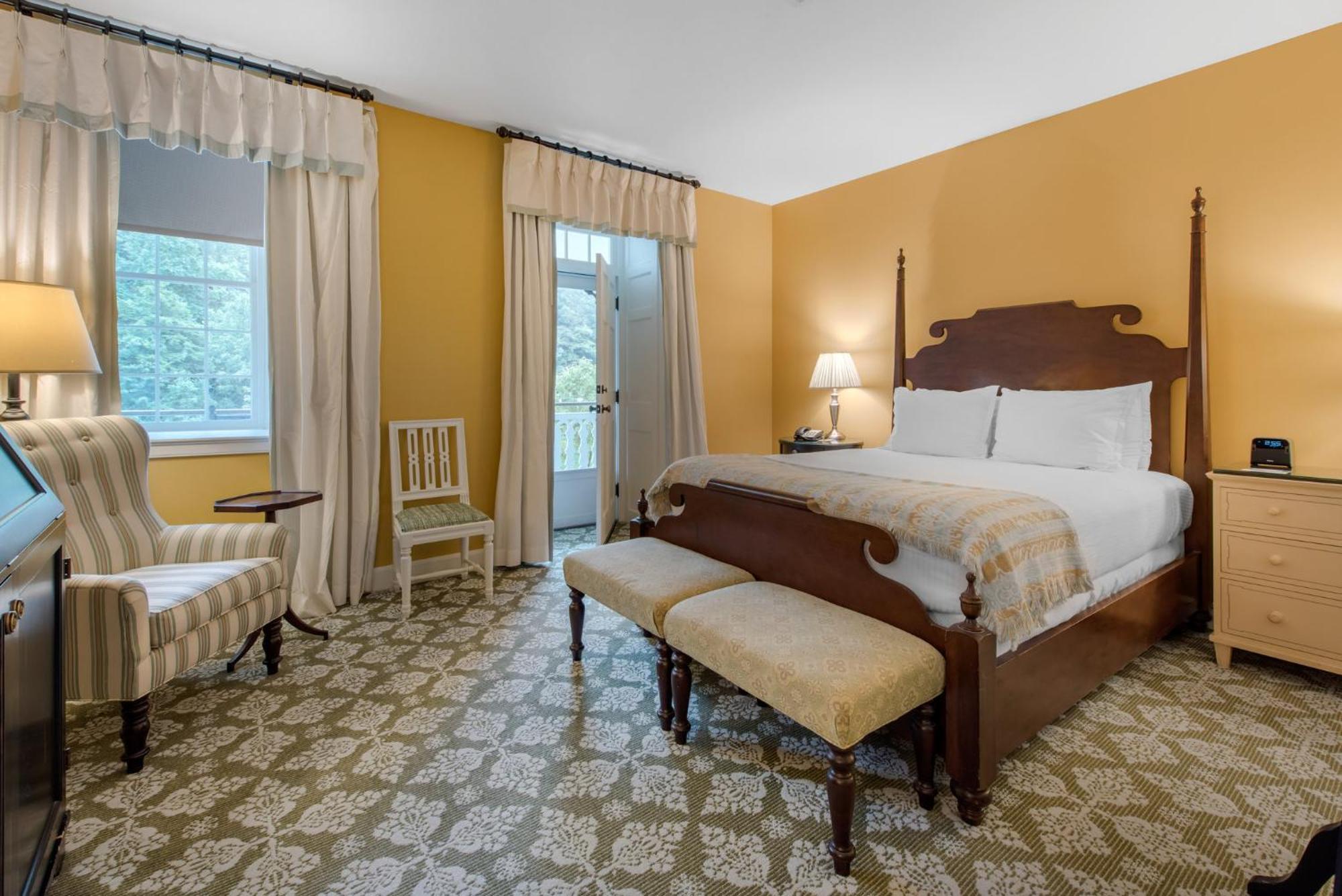 Resort View Porch Room - One Queen Bed - Disability Access