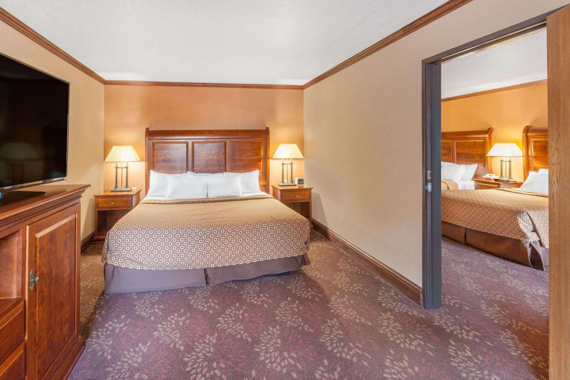 Deluxe King Suite - Waterfront