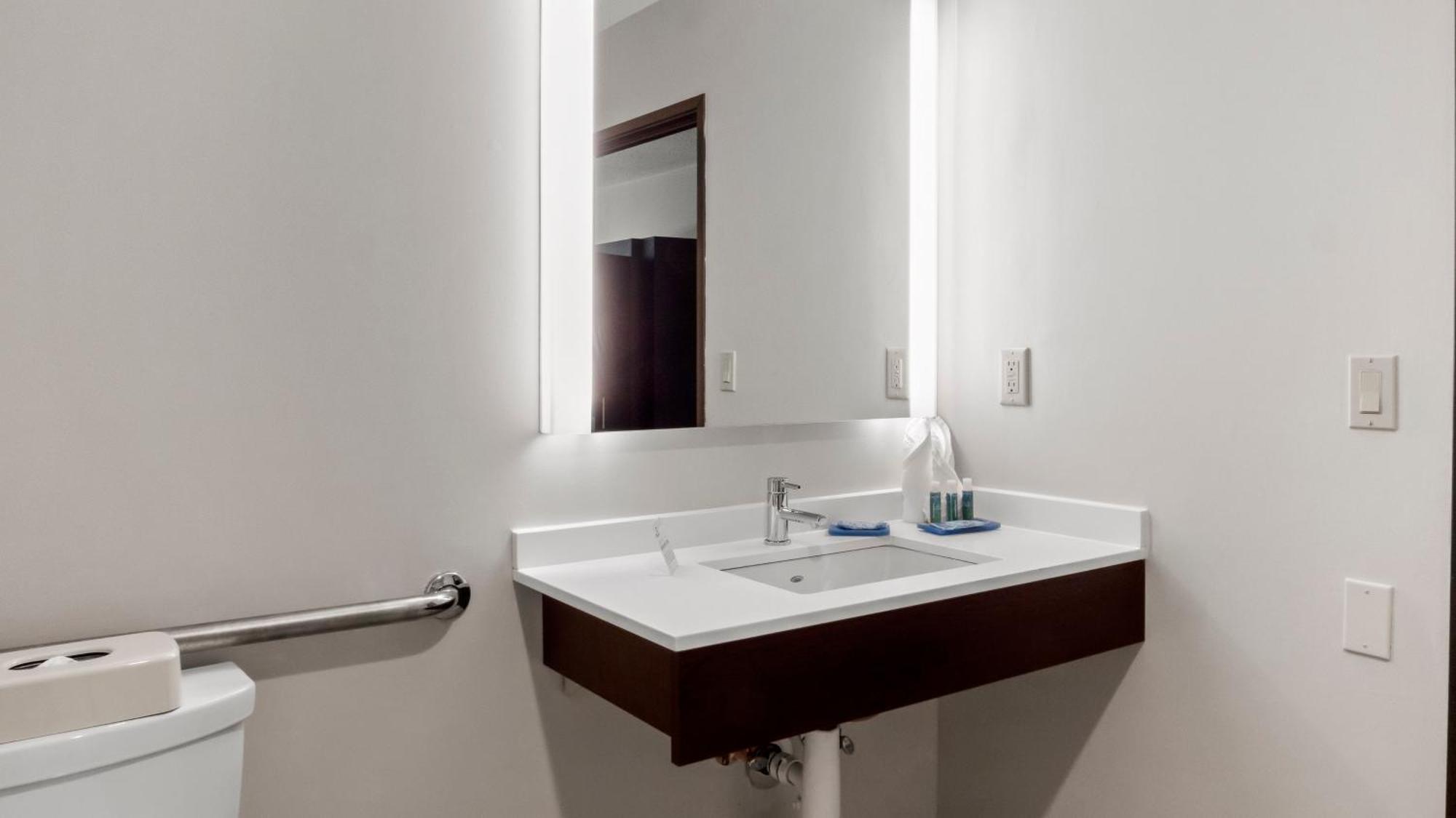King Room - Mobility Access/Hearing Accessible