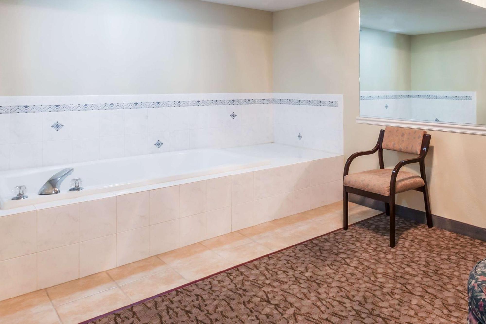 Deluxxe King Studio Suite - Mobility Accessible/Non-Smoking