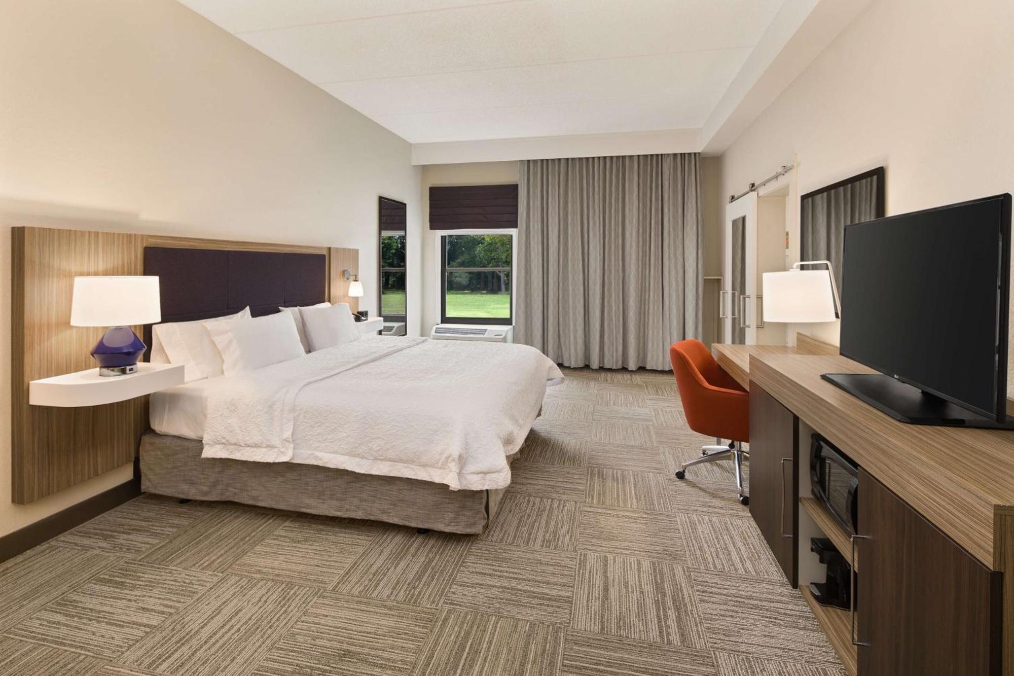 King Room with Accessible Tub - Mobility and Hearing Access/Non-Smoking