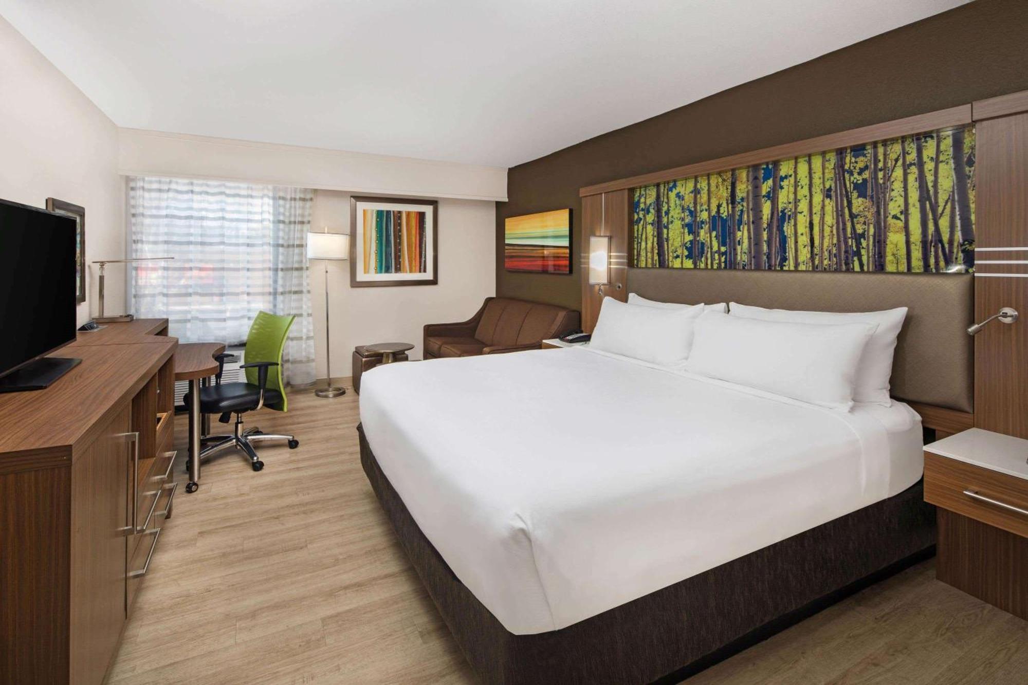 Deluxe King Room - Non-Smoking