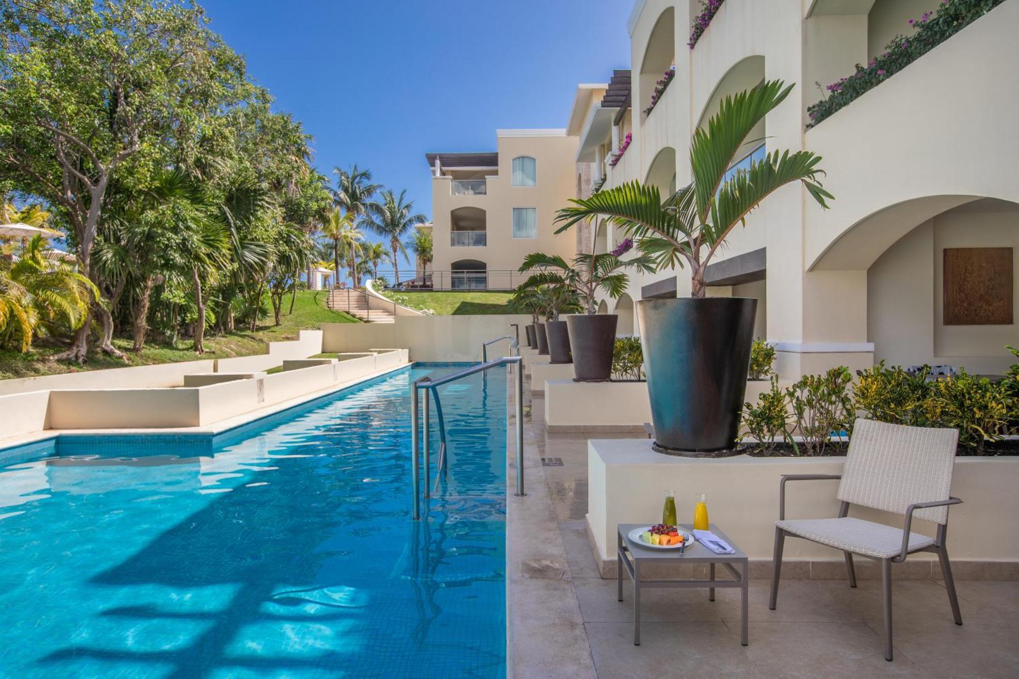 Grand Swim Up Suite Garden View