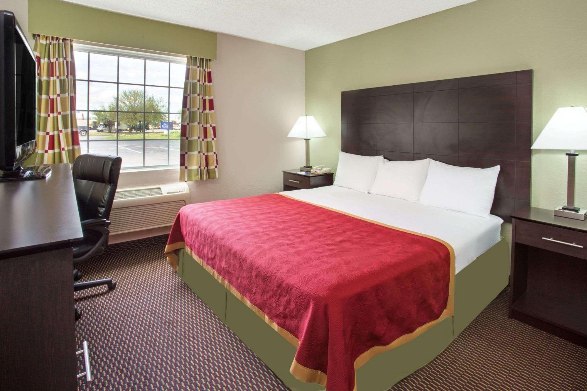 King Room with Bath Tub - Mobility Accessible/Non-Smoking