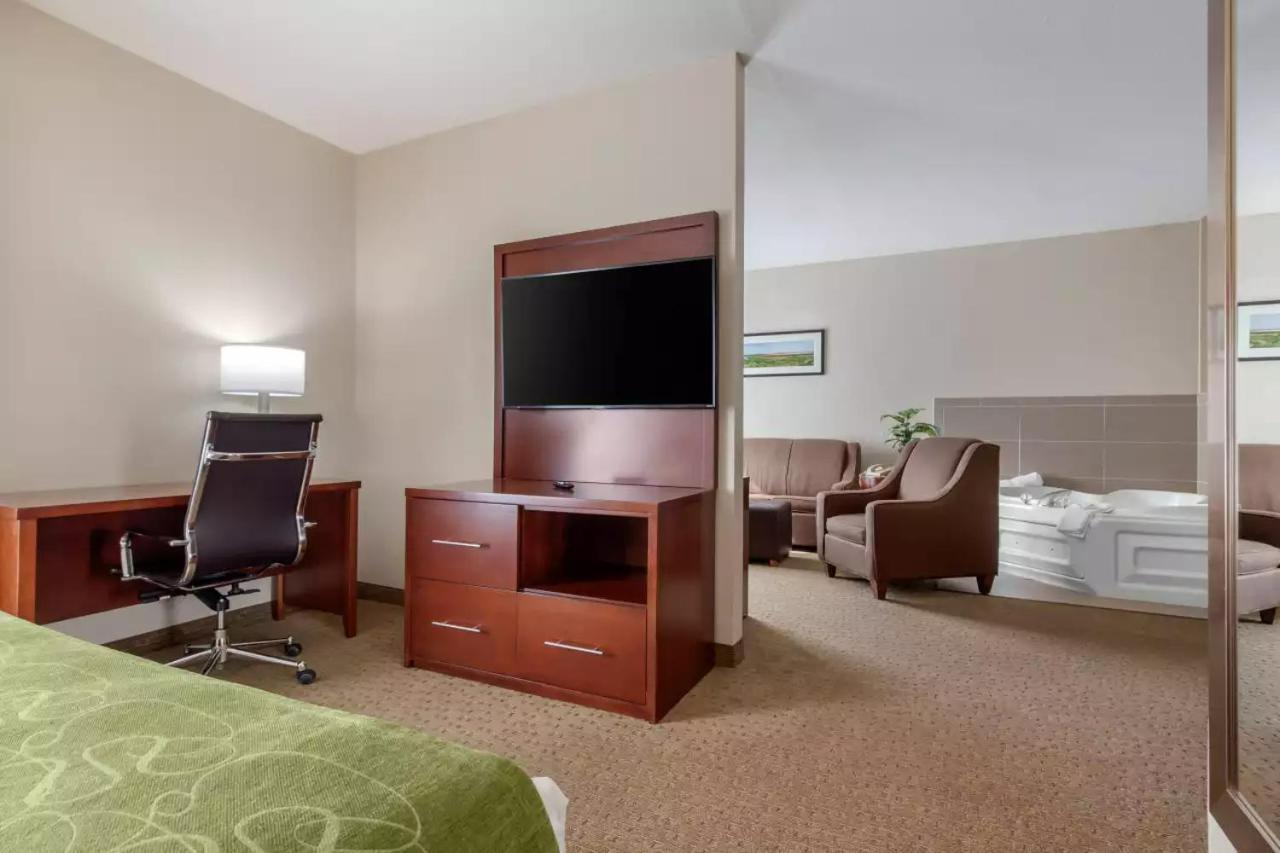 King Suite with Hot Tub - Non-Smoking