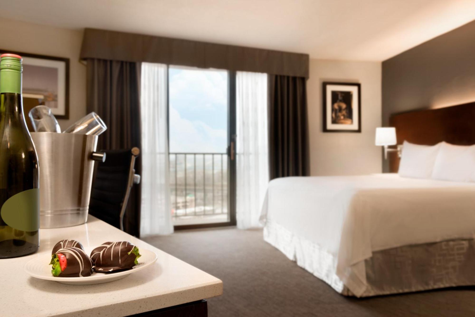 Premium King Room with Balcony and City View - Non-Smoking,1281583453:JPEG