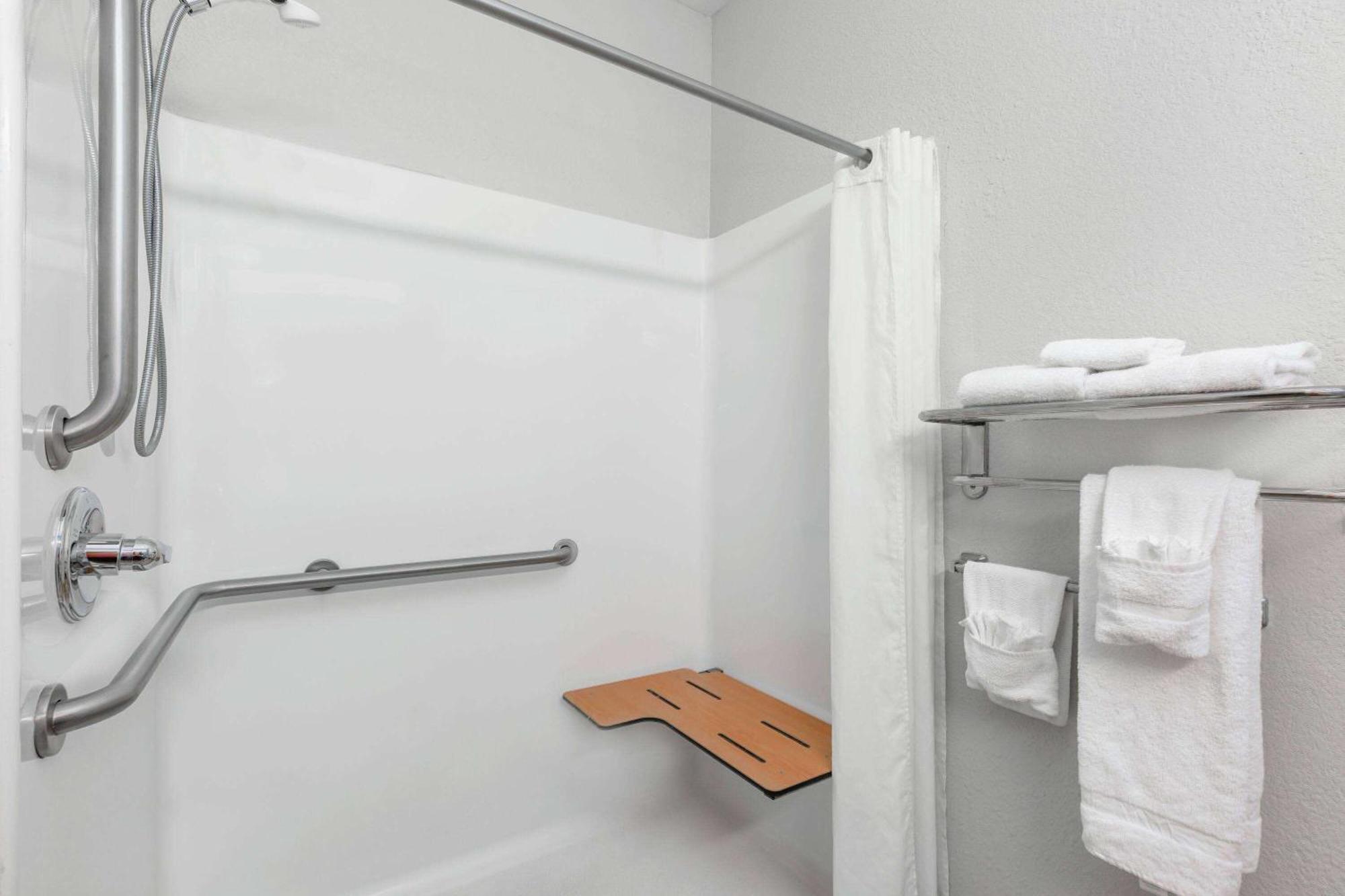 Queen Room - Mobility Access/Non-Smoking