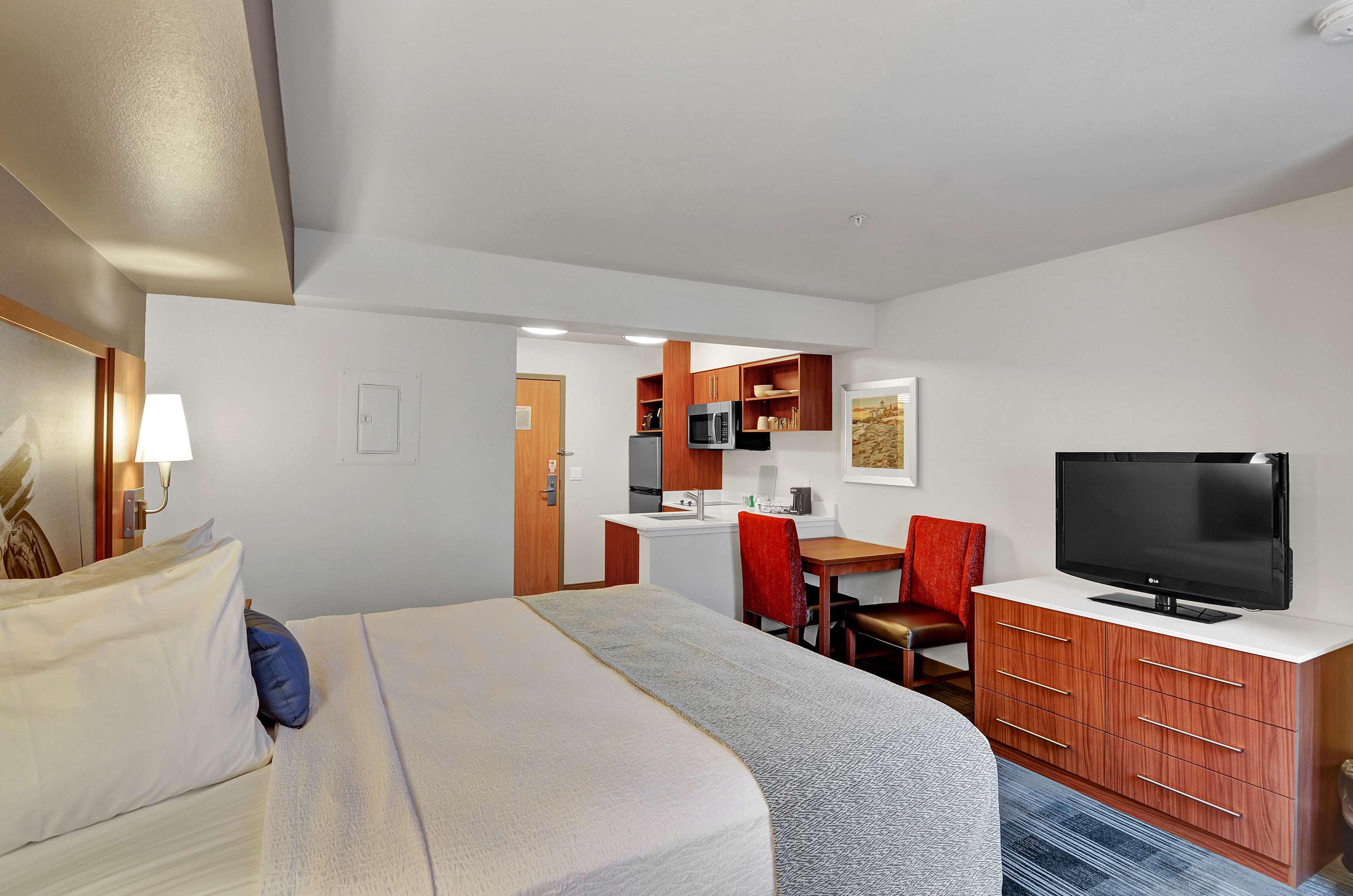 King Room with Kitchenette - Non-Smoking