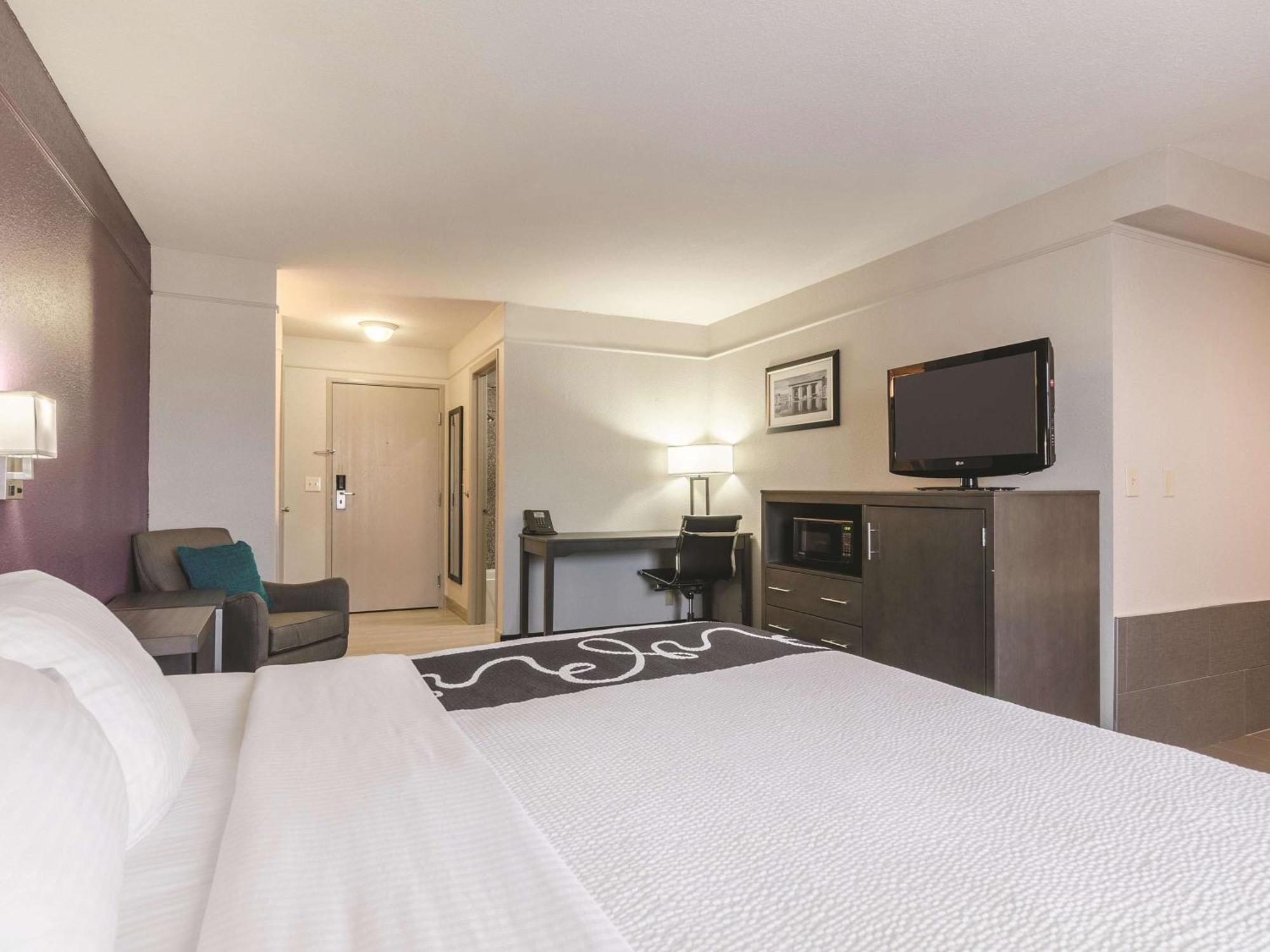 1 King Bed, Deluxe Studio Suite, Jetted Tub, Non-Smoking