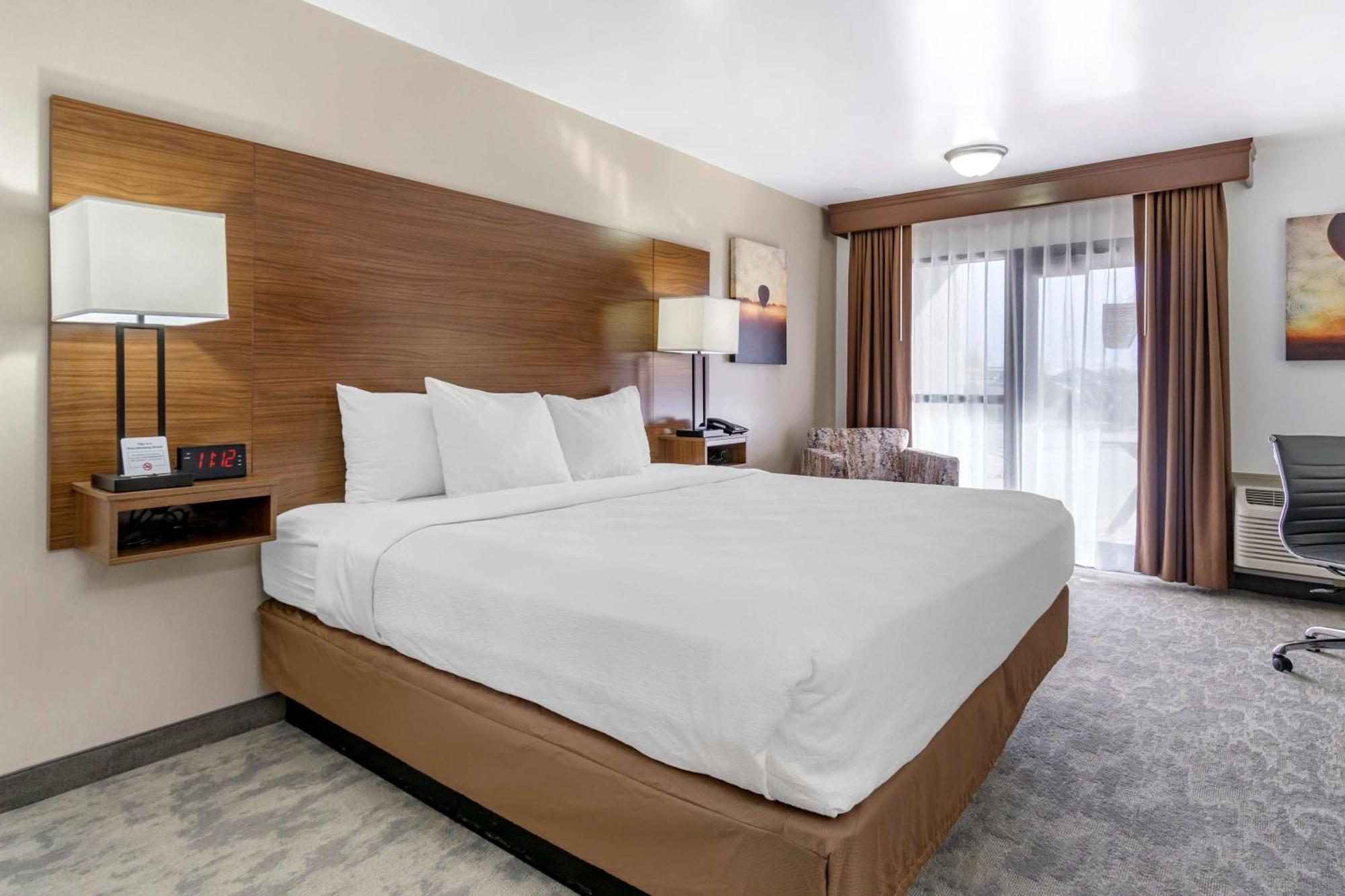 King Suite with Lake View - Non-Smoking