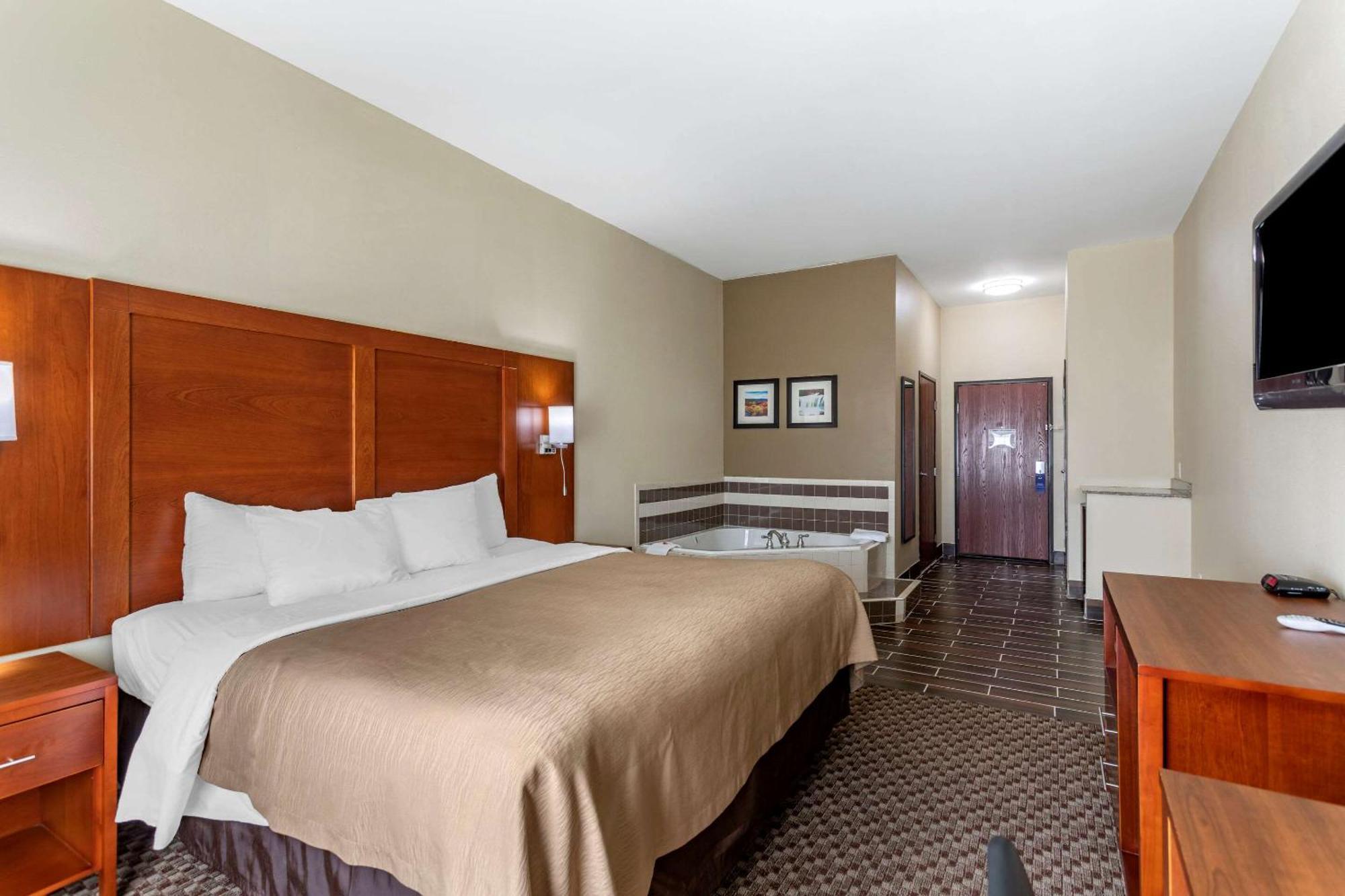 King Room Whirlpool Bath Accessible or Non-Smoking,1282122502:JPEG