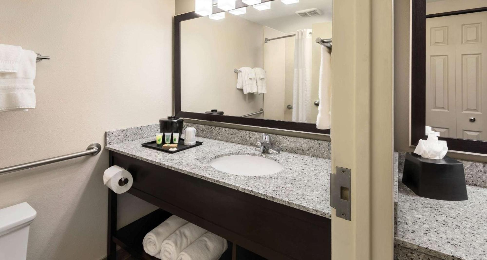 King Suite with Separate Living Area - Non-Smoking