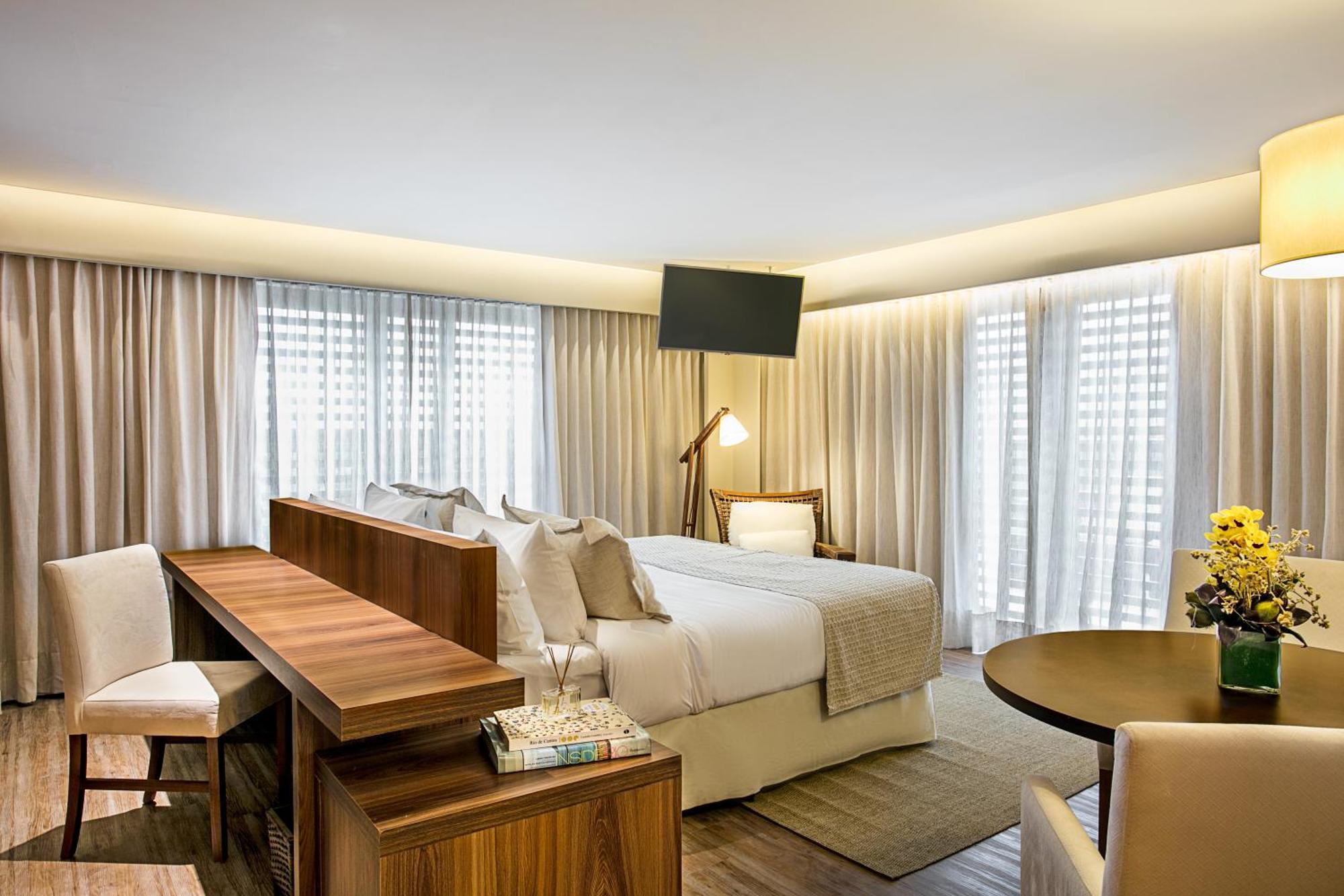 Quarto Deluxe com Cama King-size, Banheira de Hidromassagem e Varanda
