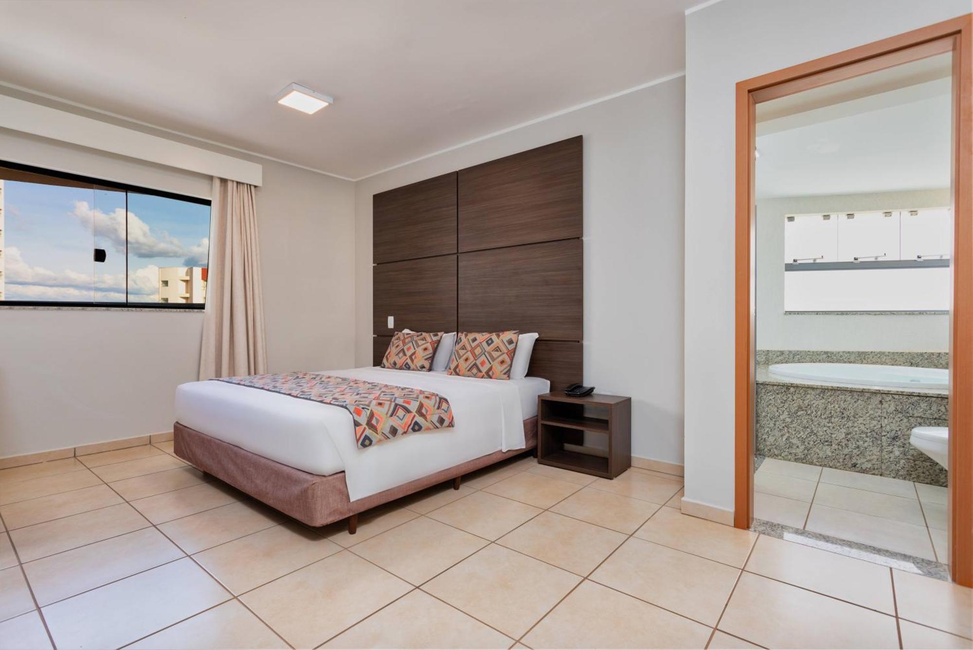 Suíte com Cama King-size e Banheira de Hidromassagem