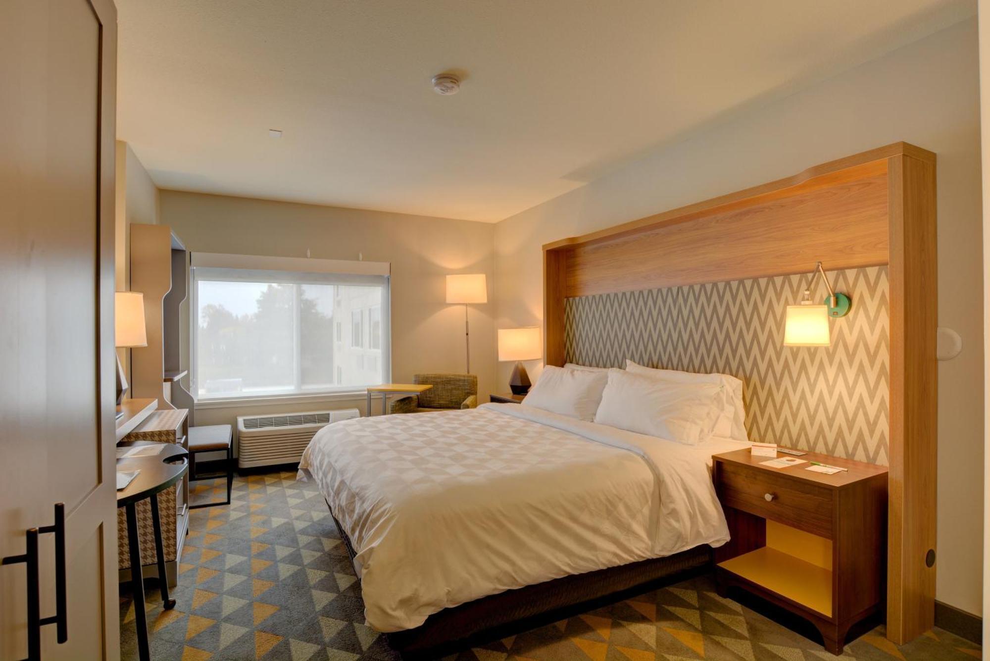 Standard King Room with Roll-in Shower - Mobility Accessible