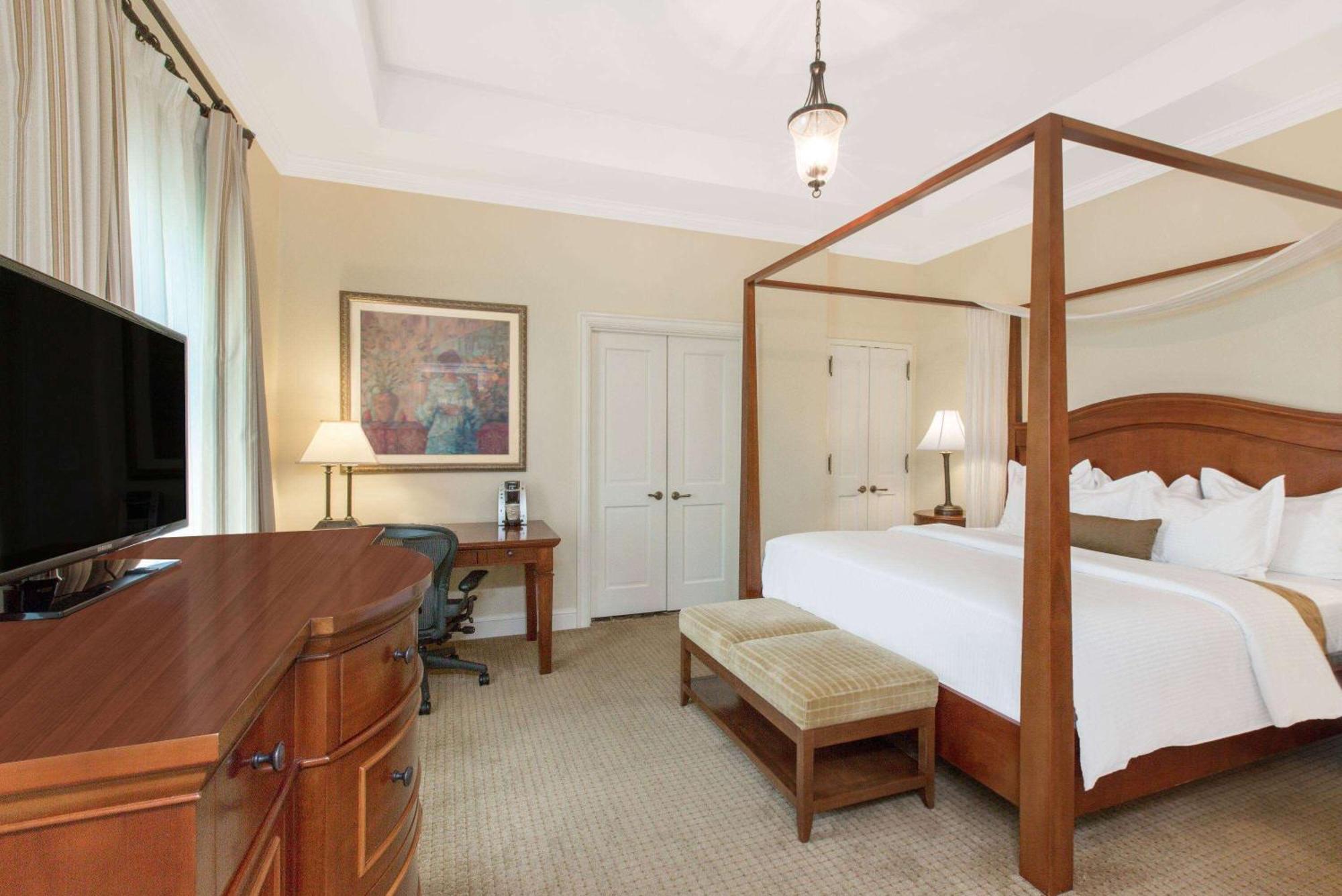 One-Bedroom King Suite - Non-Smoking
